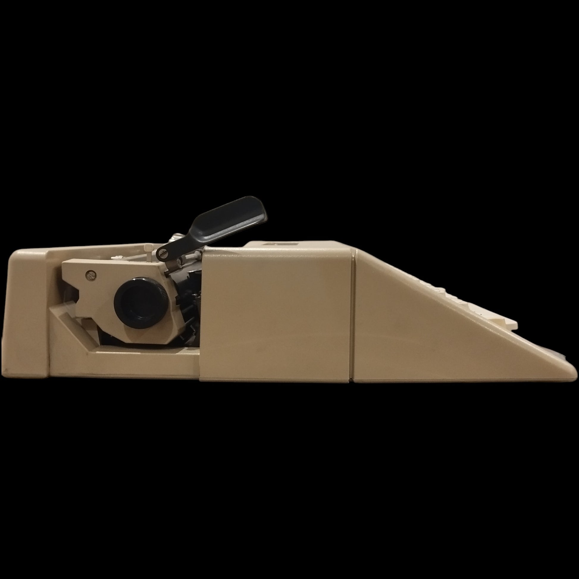 Image of Olivetti Lettera 25 Typewriter. Available at universaltypewritercompany.in