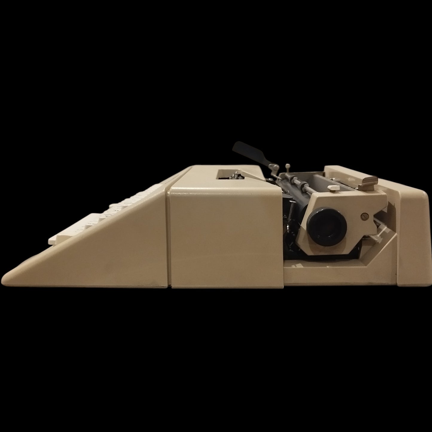 Image of Olivetti Lettera 25 Typewriter. Available at universaltypewritercompany.in
