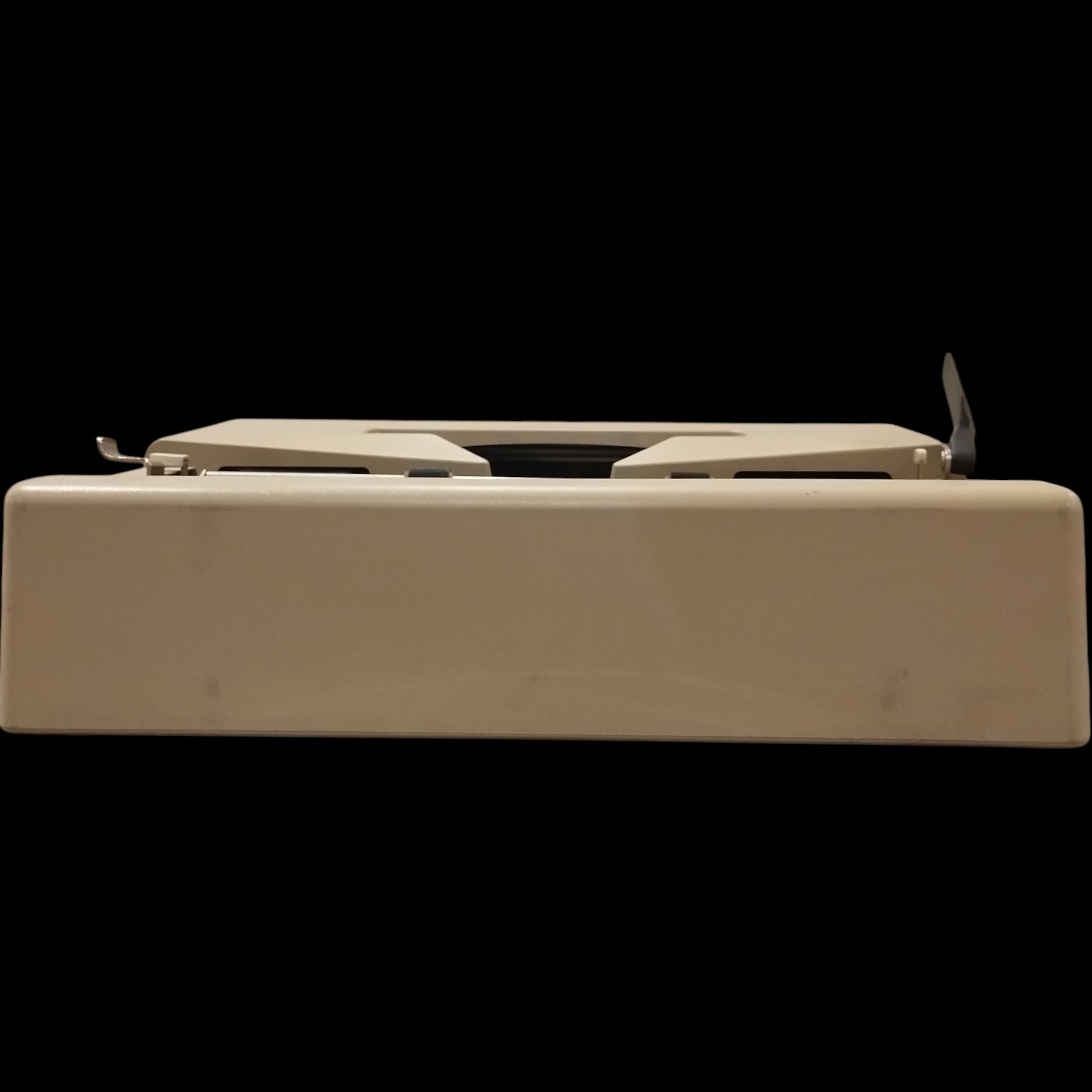 Image of Olivetti Lettera 25 Typewriter. Available at universaltypewritercompany.in