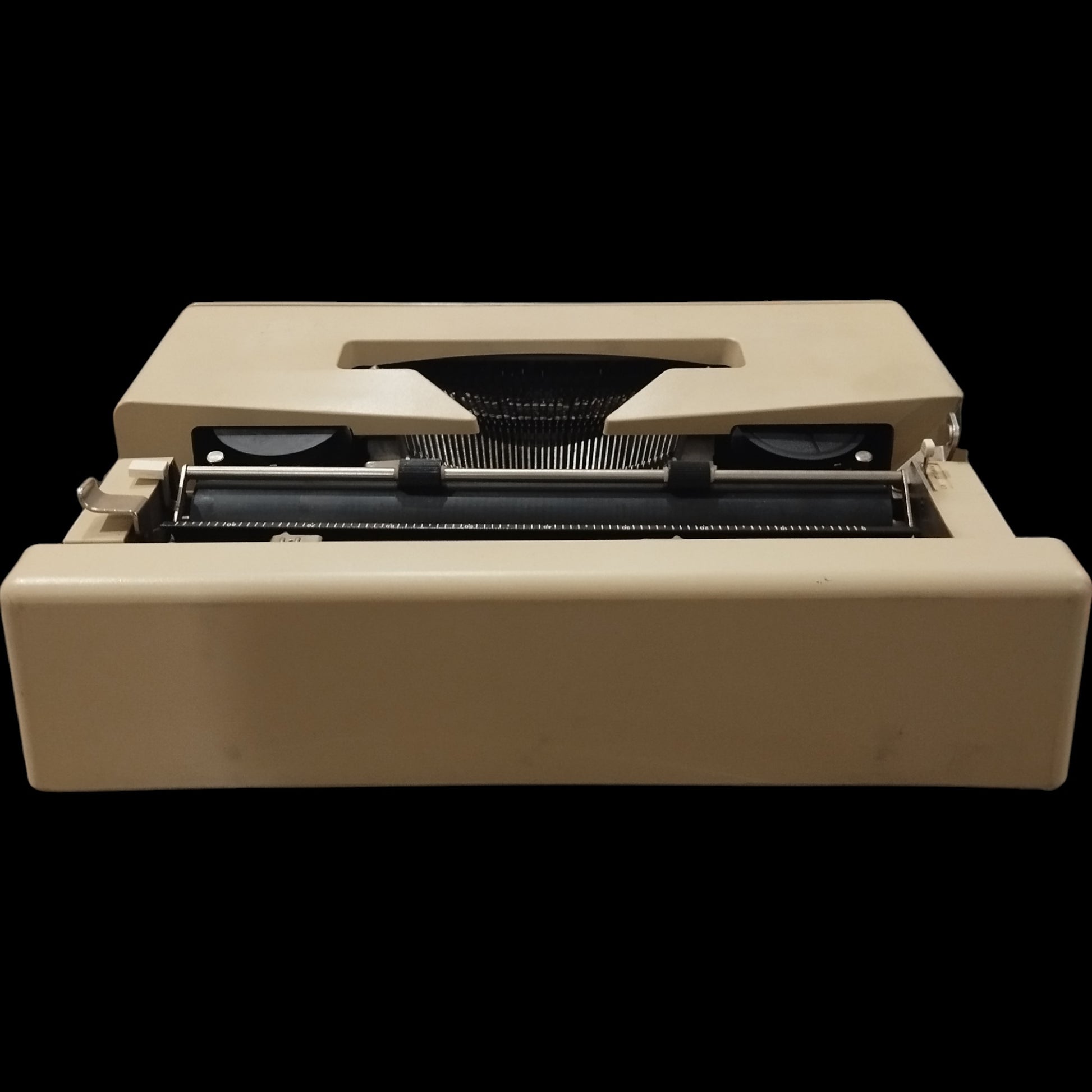 Image of Olivetti Lettera 25 Typewriter. Available at universaltypewritercompany.in