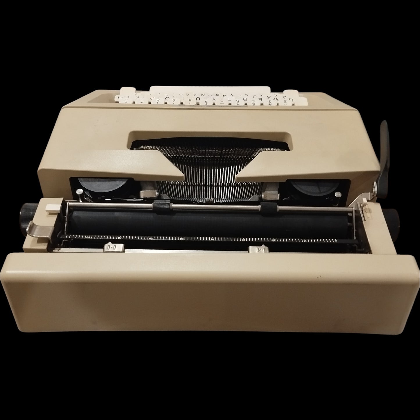 Image of Olivetti Lettera 25 Typewriter. Available at universaltypewritercompany.in