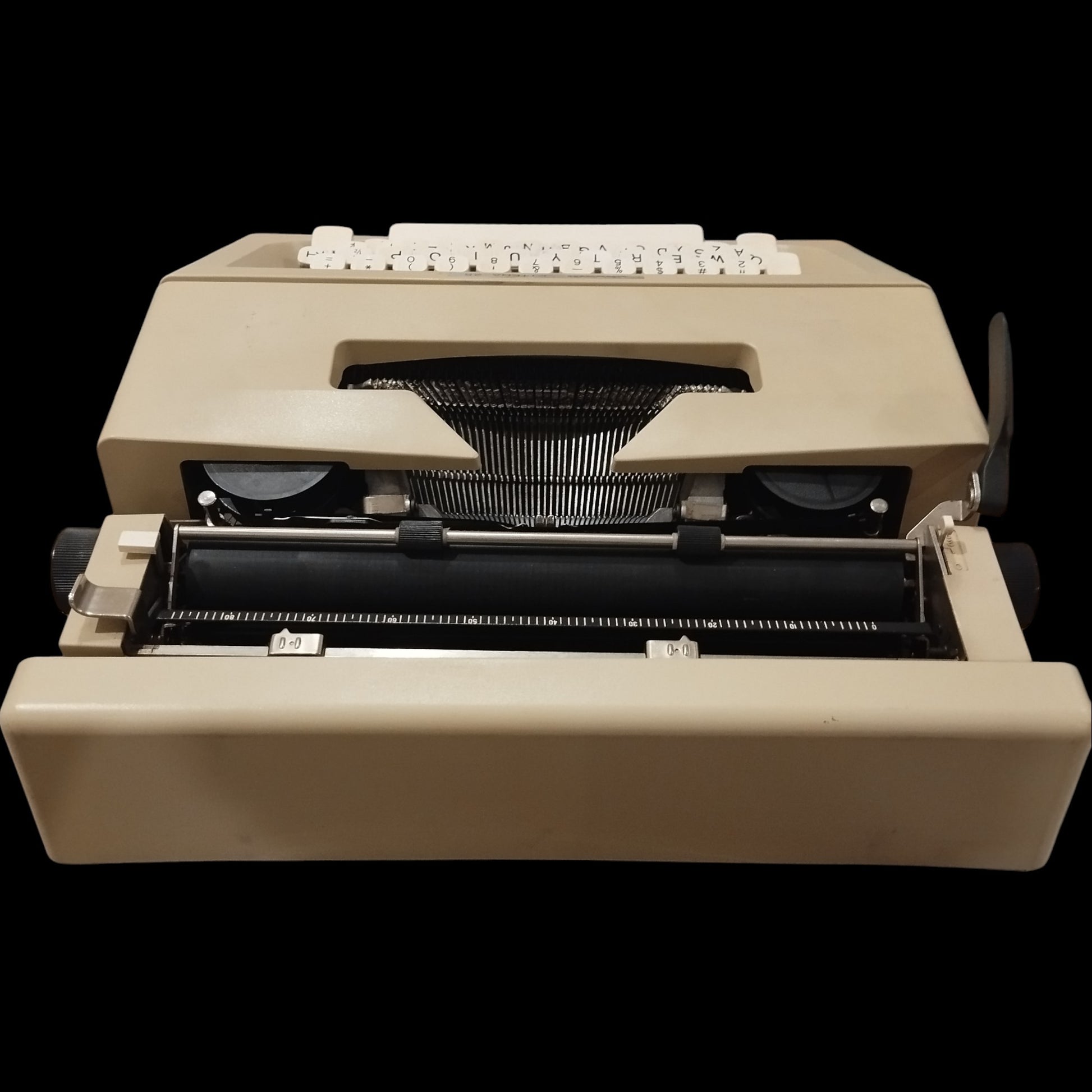 Image of Olivetti Lettera 25 Typewriter. Available at universaltypewritercompany.in