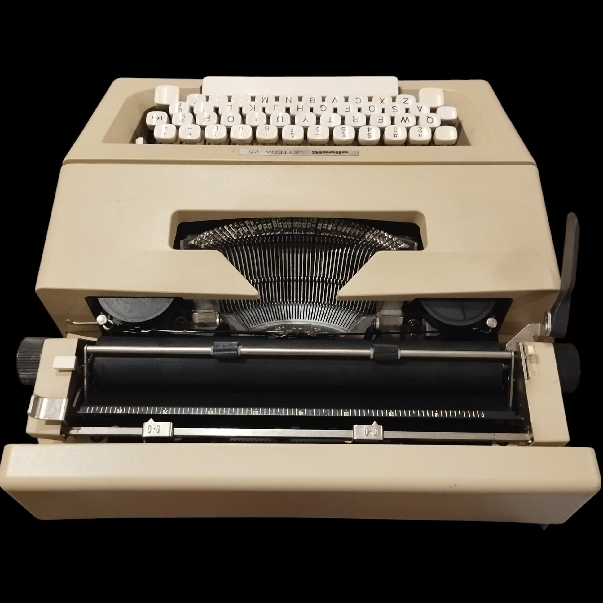 Image of Olivetti Lettera 25 Typewriter. Available at universaltypewritercompany.in
