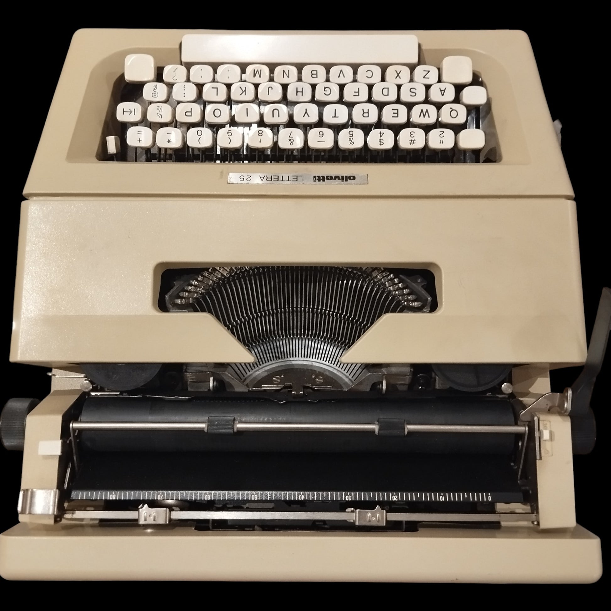 Image of Olivetti Lettera 25 Typewriter. Available at universaltypewritercompany.in