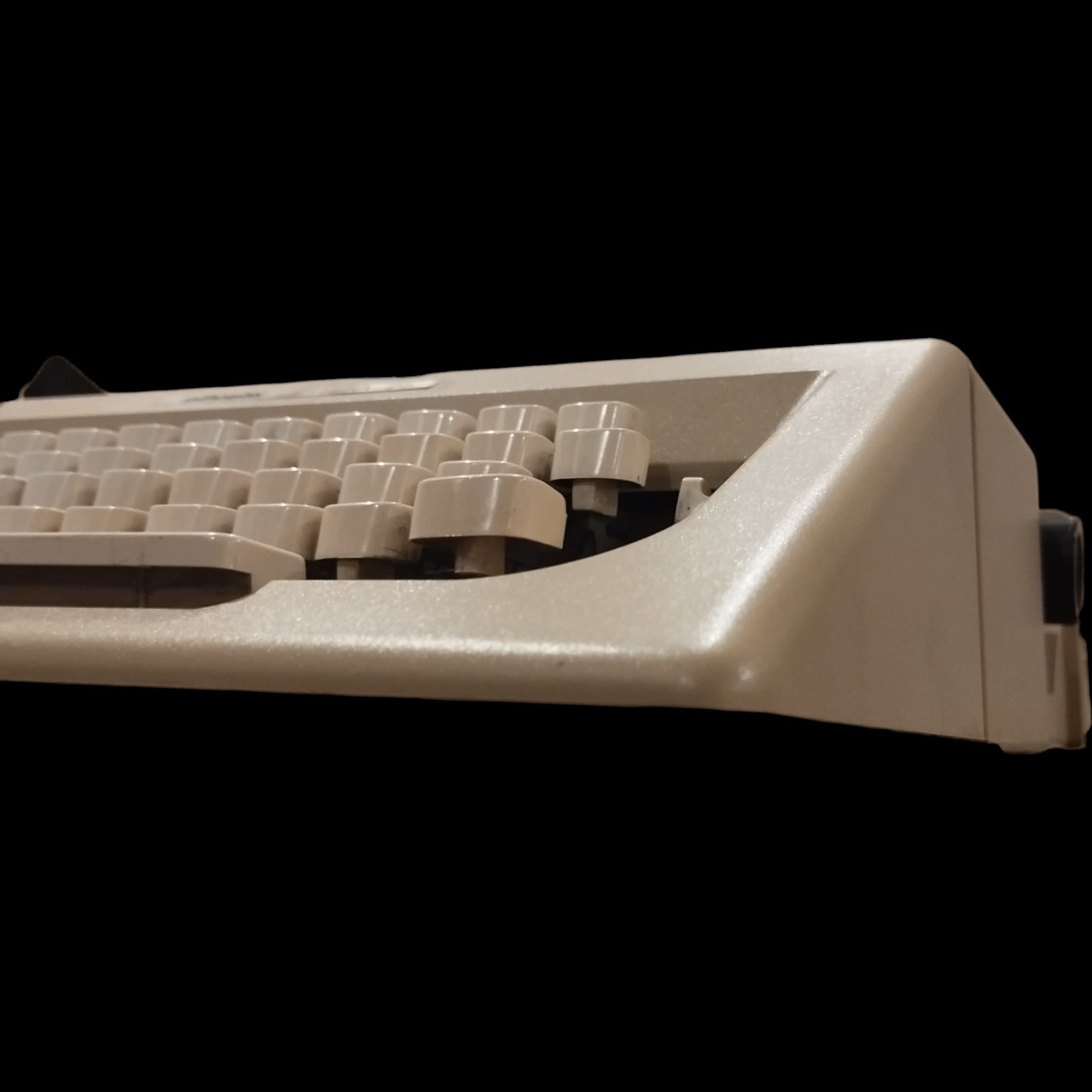 Image of Olivetti Lettera 25 Typewriter. Available at universaltypewritercompany.in