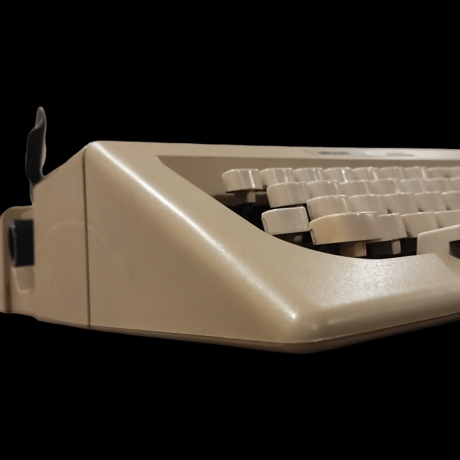 Image of Olivetti Lettera 25 Typewriter. Available at universaltypewritercompany.in