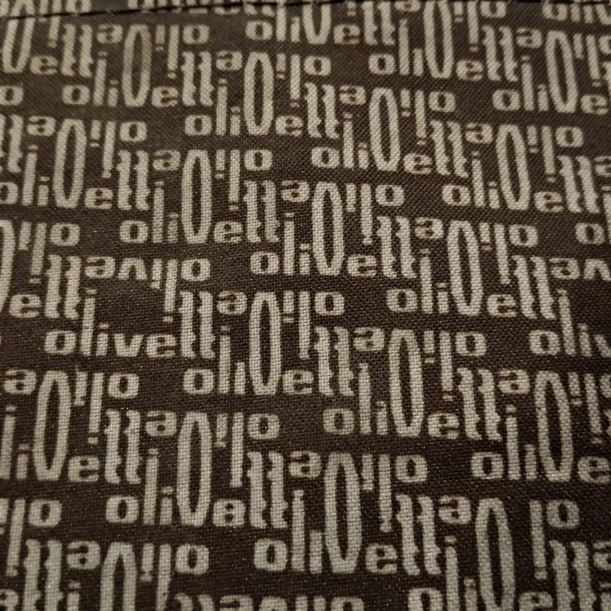 Image of Olivetti Lettera 25 Typewriter. Available at universaltypewritercompany.in