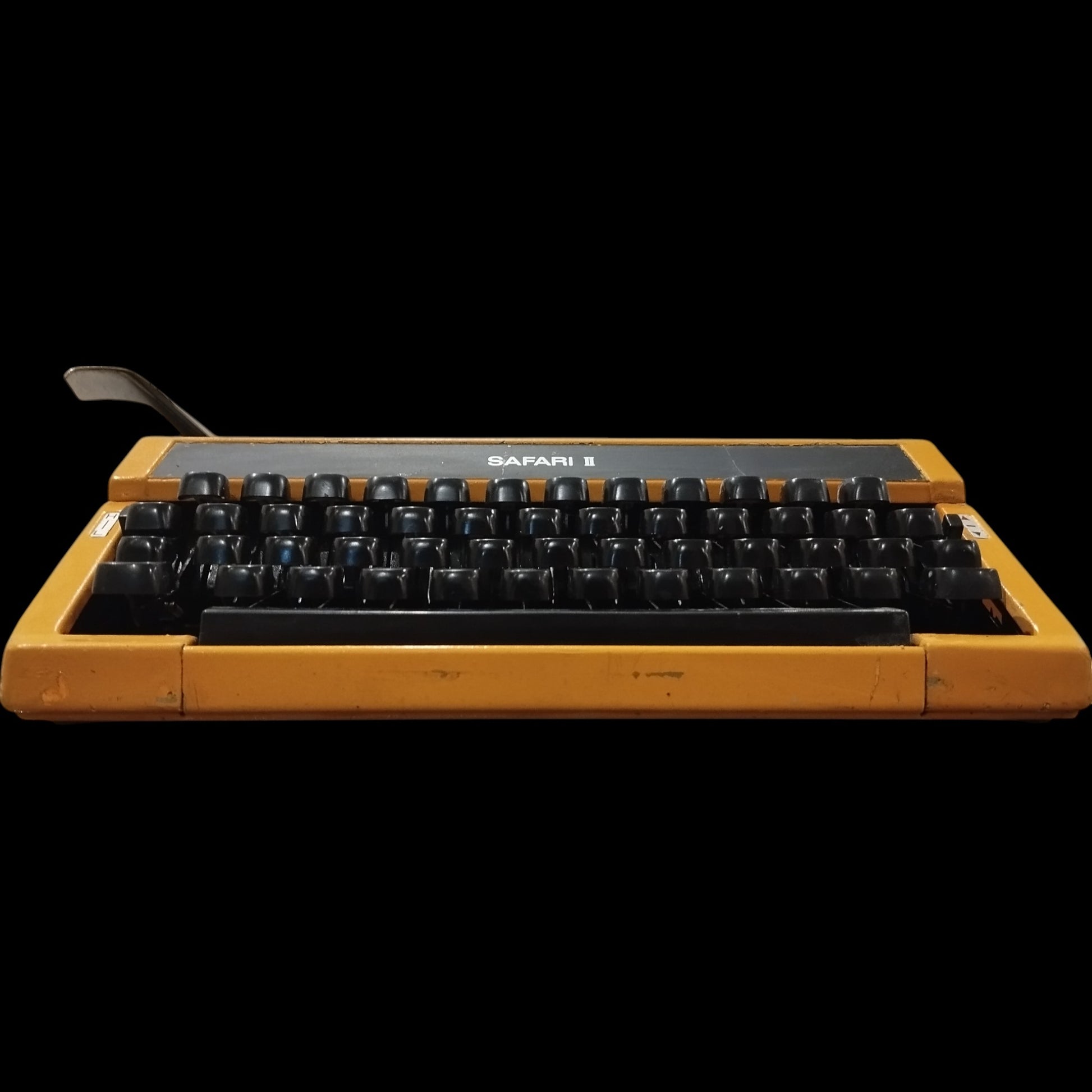 Image of Imperial Safari II QWERTZ keyboard Typewriter. Available from universaltypewritercompany.in