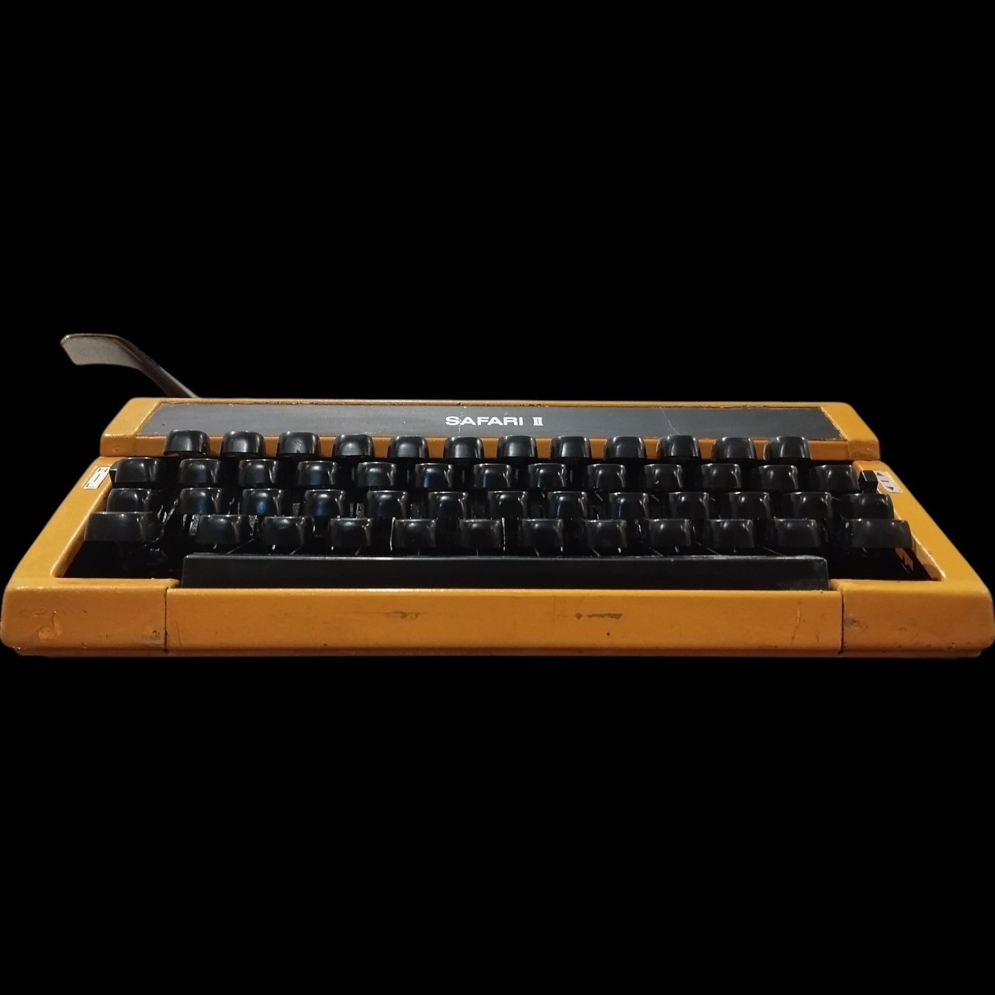 Image of Imperial Safari II QWERTZ keyboard Typewriter. Available from universaltypewritercompany.in