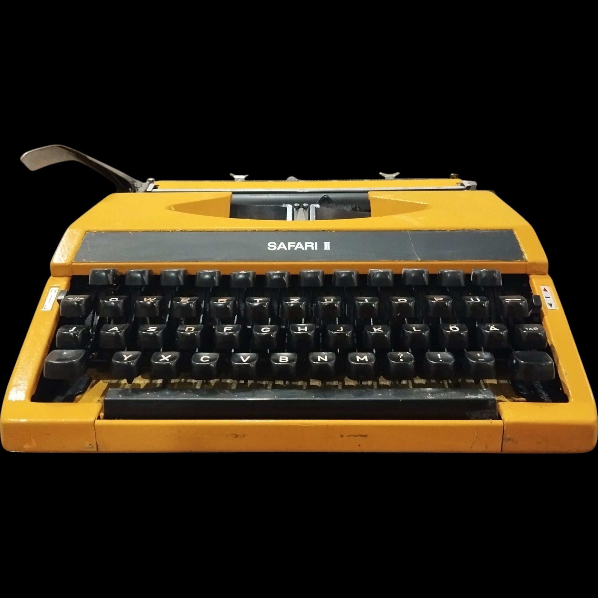 Image of Imperial Safari II QWERTZ keyboard Typewriter. Available from universaltypewritercompany.in