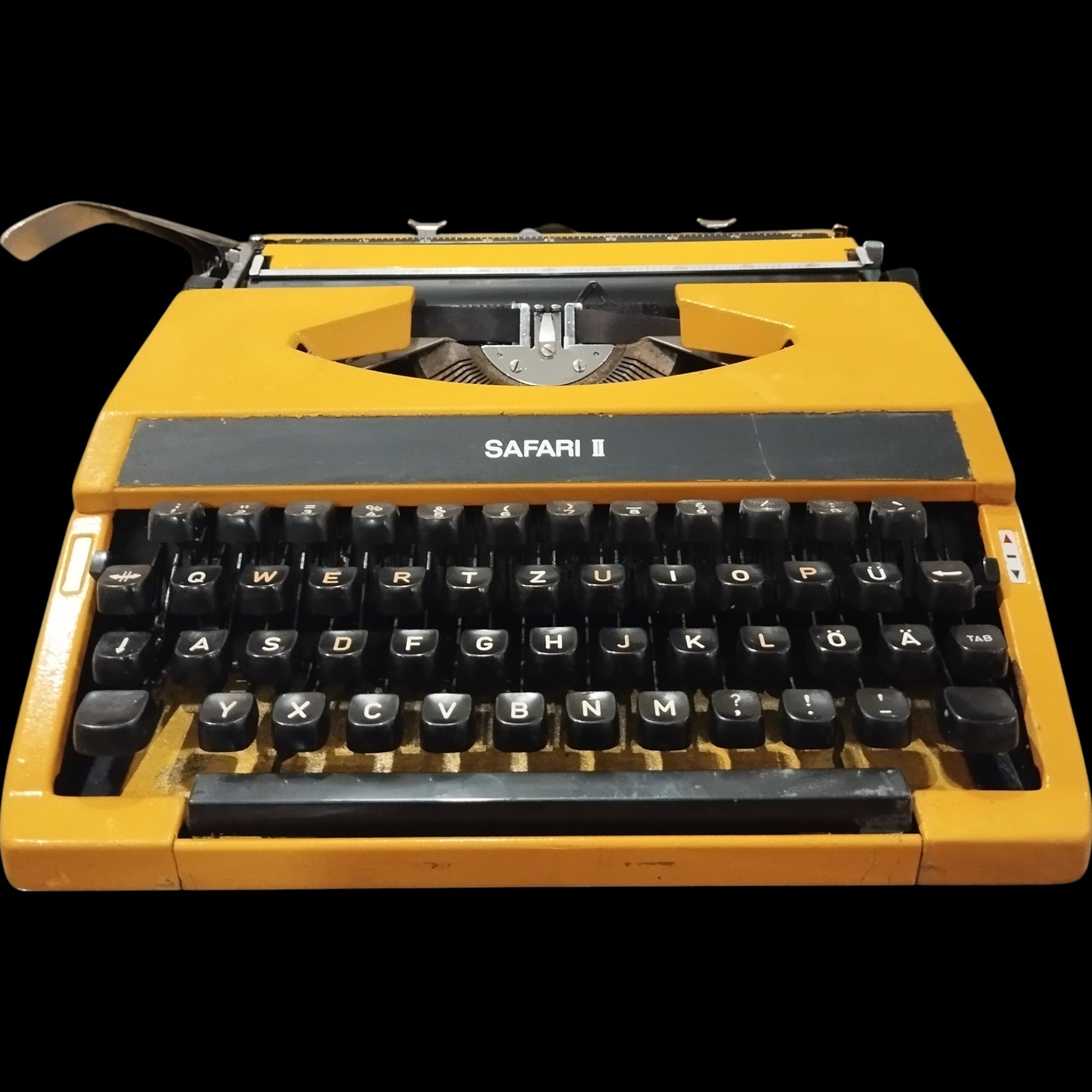 Image of Imperial Safari II QWERTZ keyboard Typewriter. Available from universaltypewritercompany.in