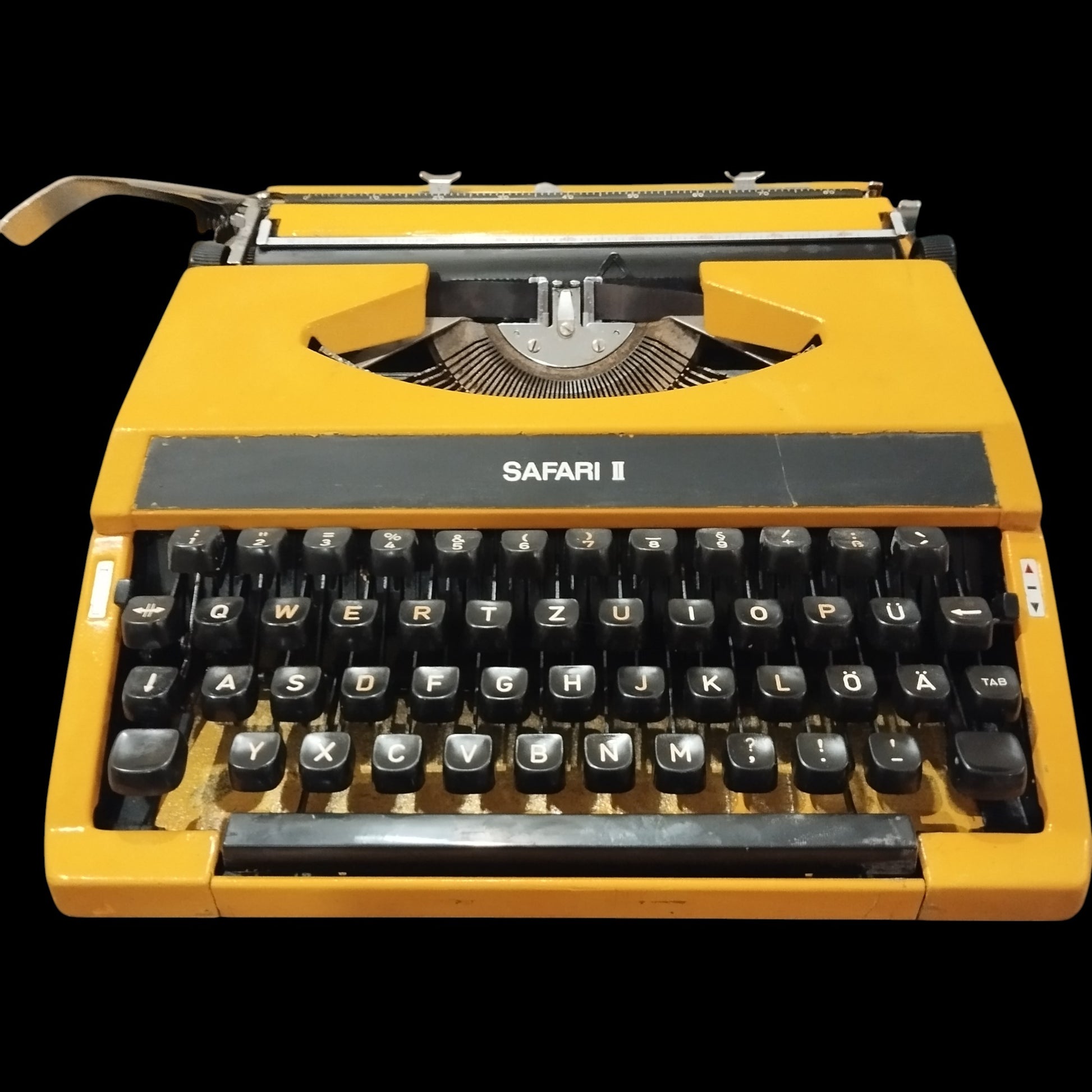 Image of Imperial Safari II QWERTZ keyboard Typewriter. Available from universaltypewritercompany.in