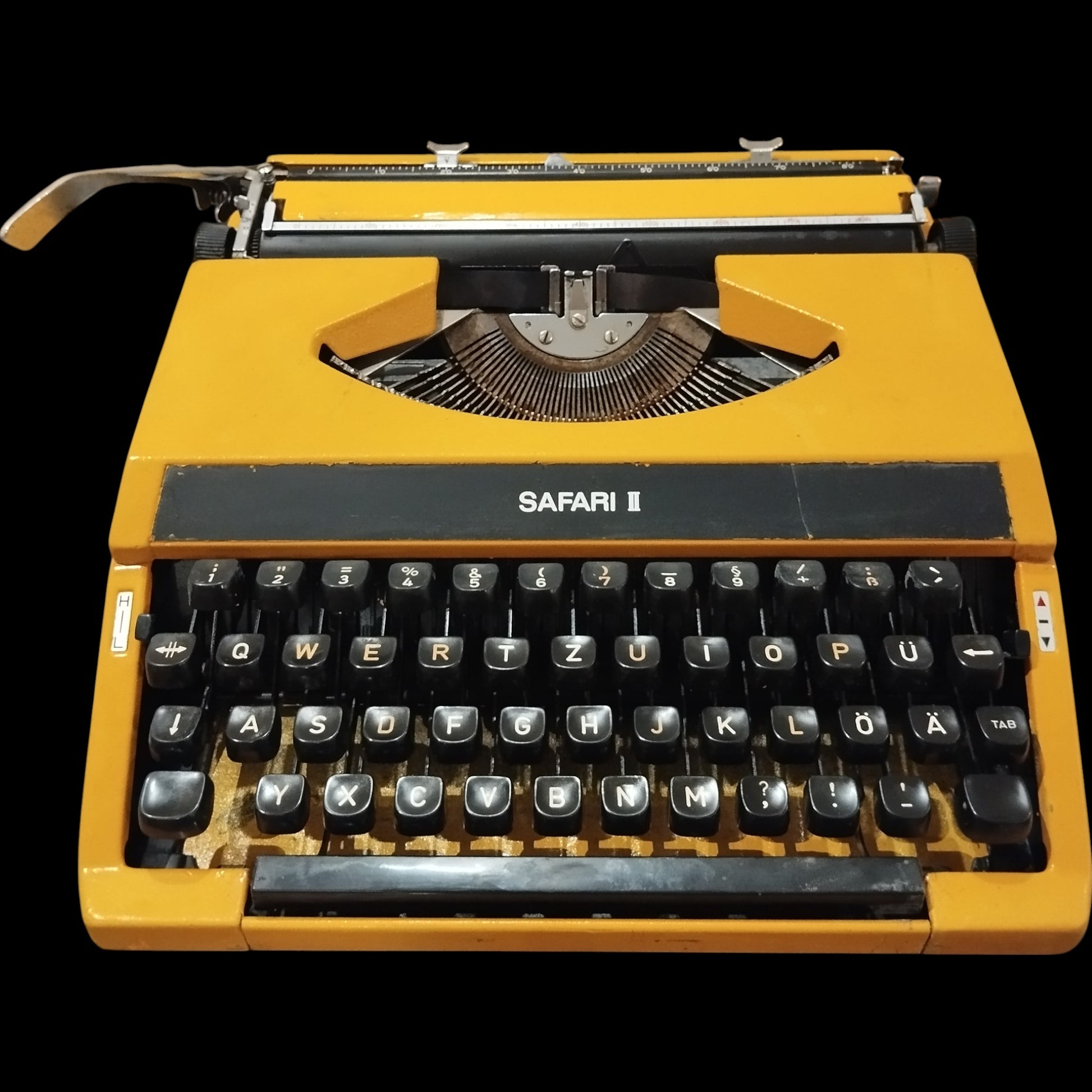 Image of Imperial Safari II QWERTZ keyboard Typewriter. Available from universaltypewritercompany.in