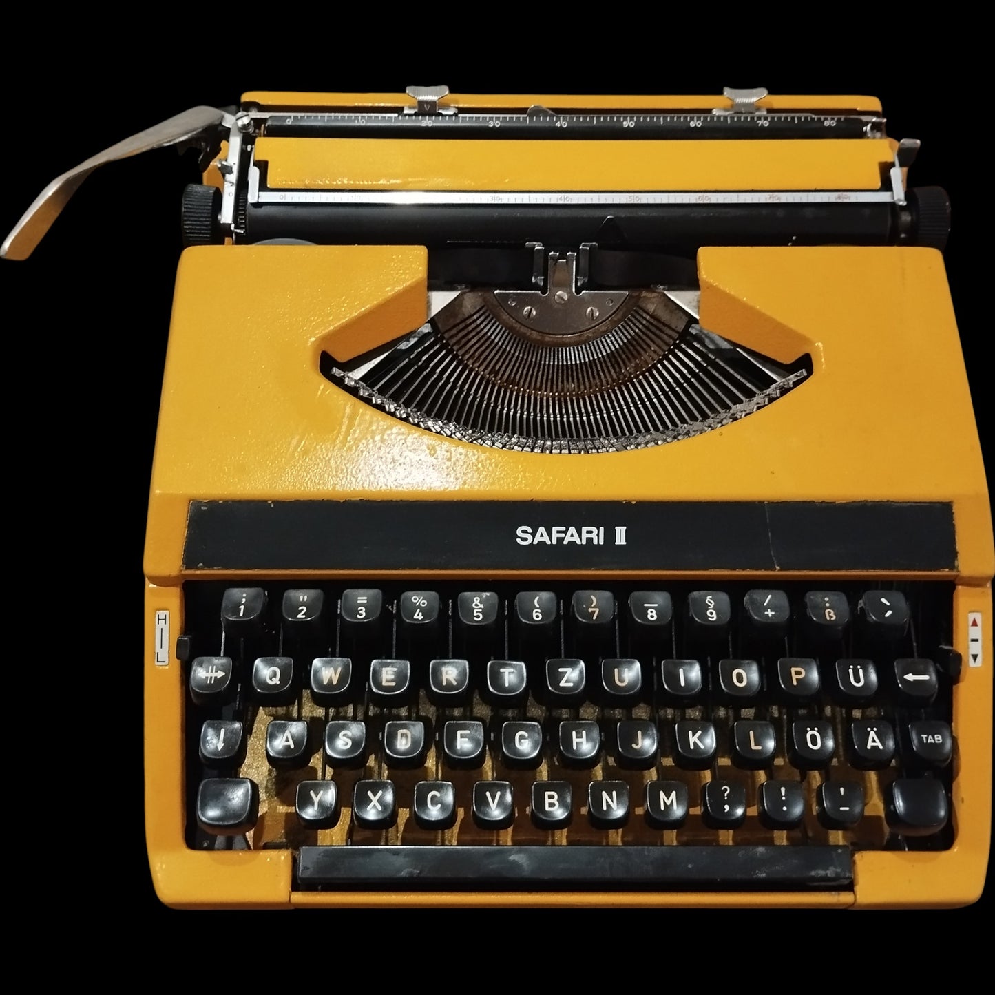 Image of Imperial Safari II QWERTZ keyboard Typewriter. Available from universaltypewritercompany.in