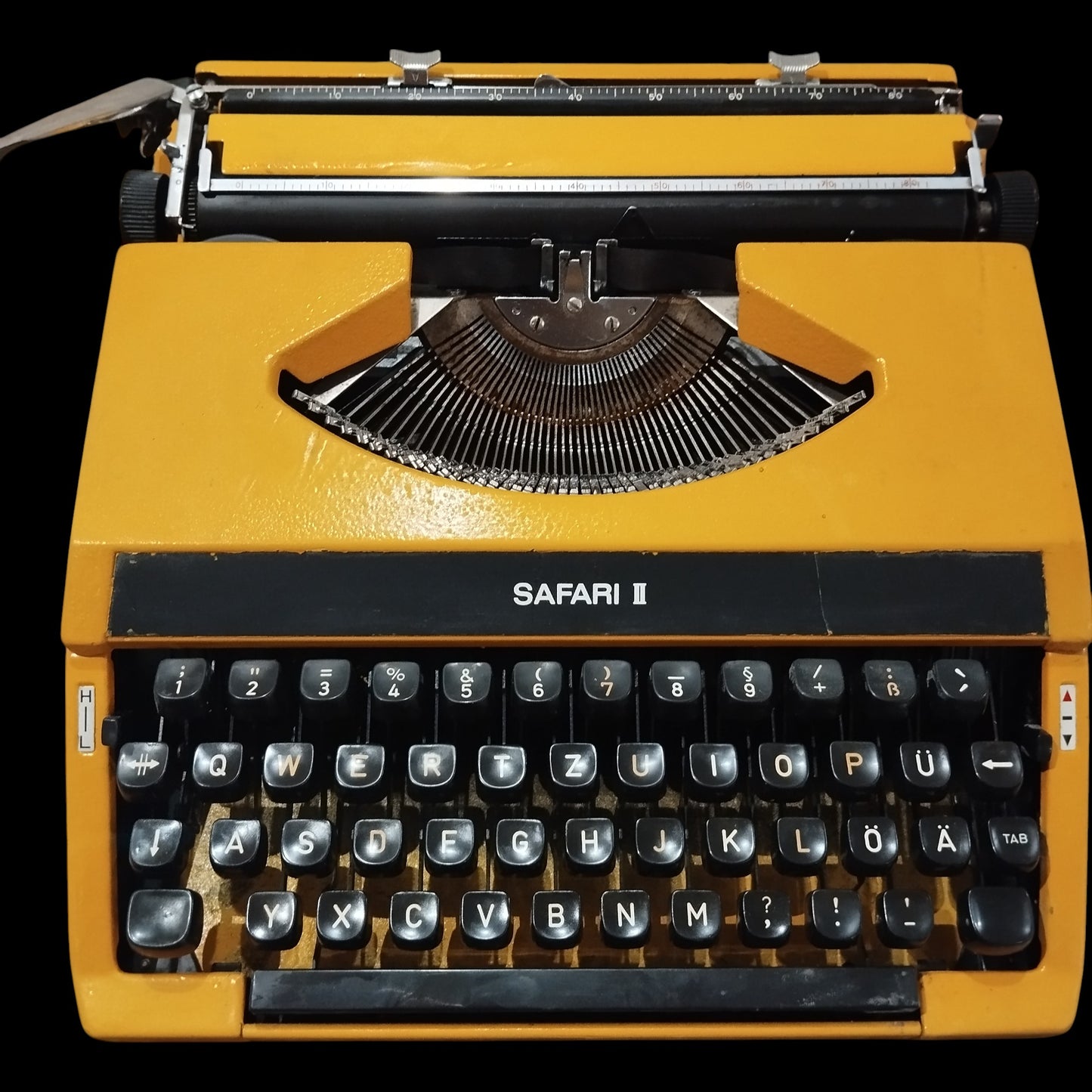 Image of Imperial Safari II QWERTZ keyboard Typewriter. Available from universaltypewritercompany.in