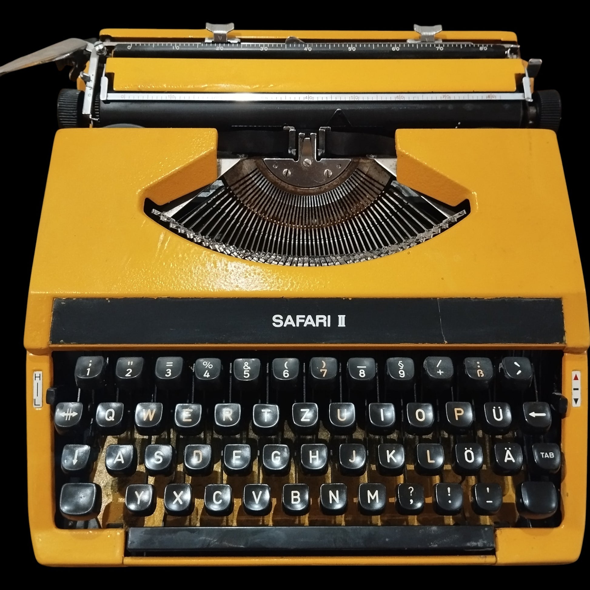 Image of Imperial Safari II QWERTZ keyboard Typewriter. Available from universaltypewritercompany.in