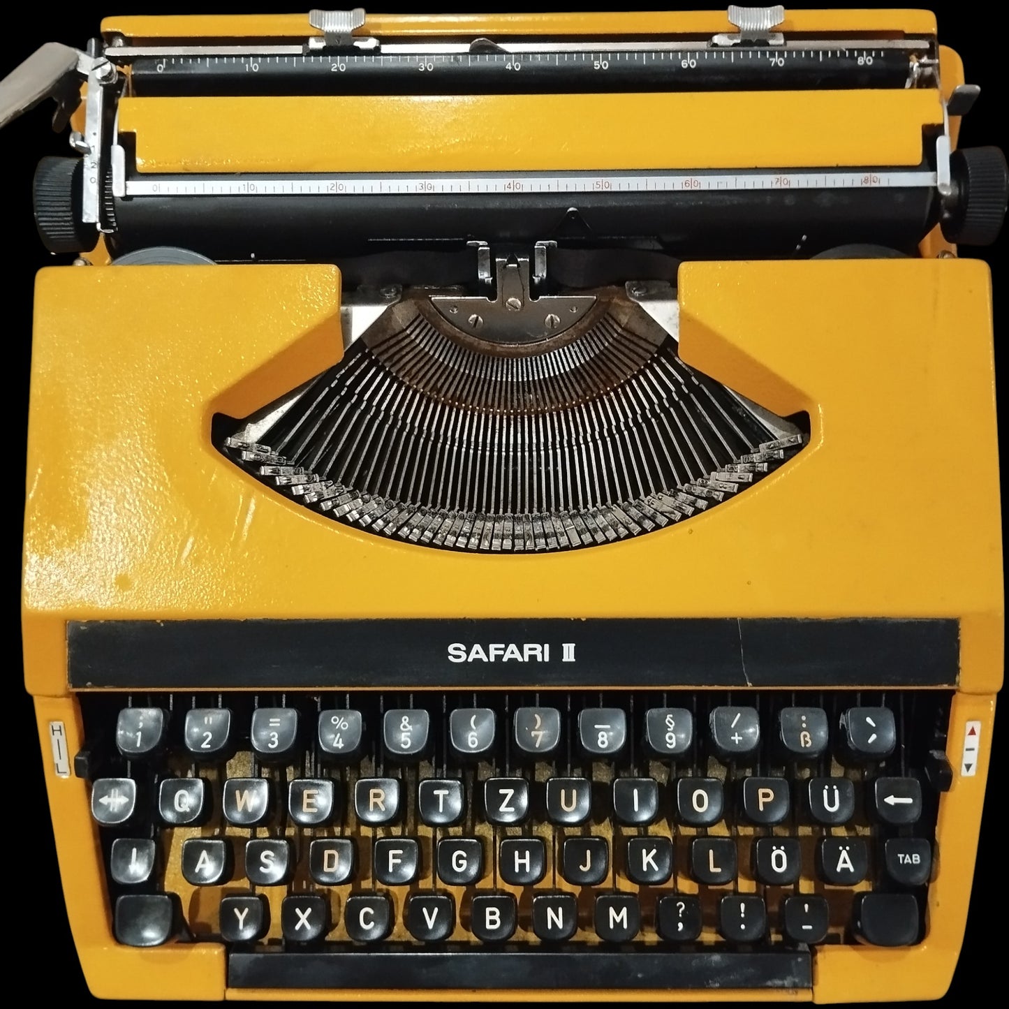 Image of Imperial Safari II QWERTZ keyboard Typewriter. Available from universaltypewritercompany.in