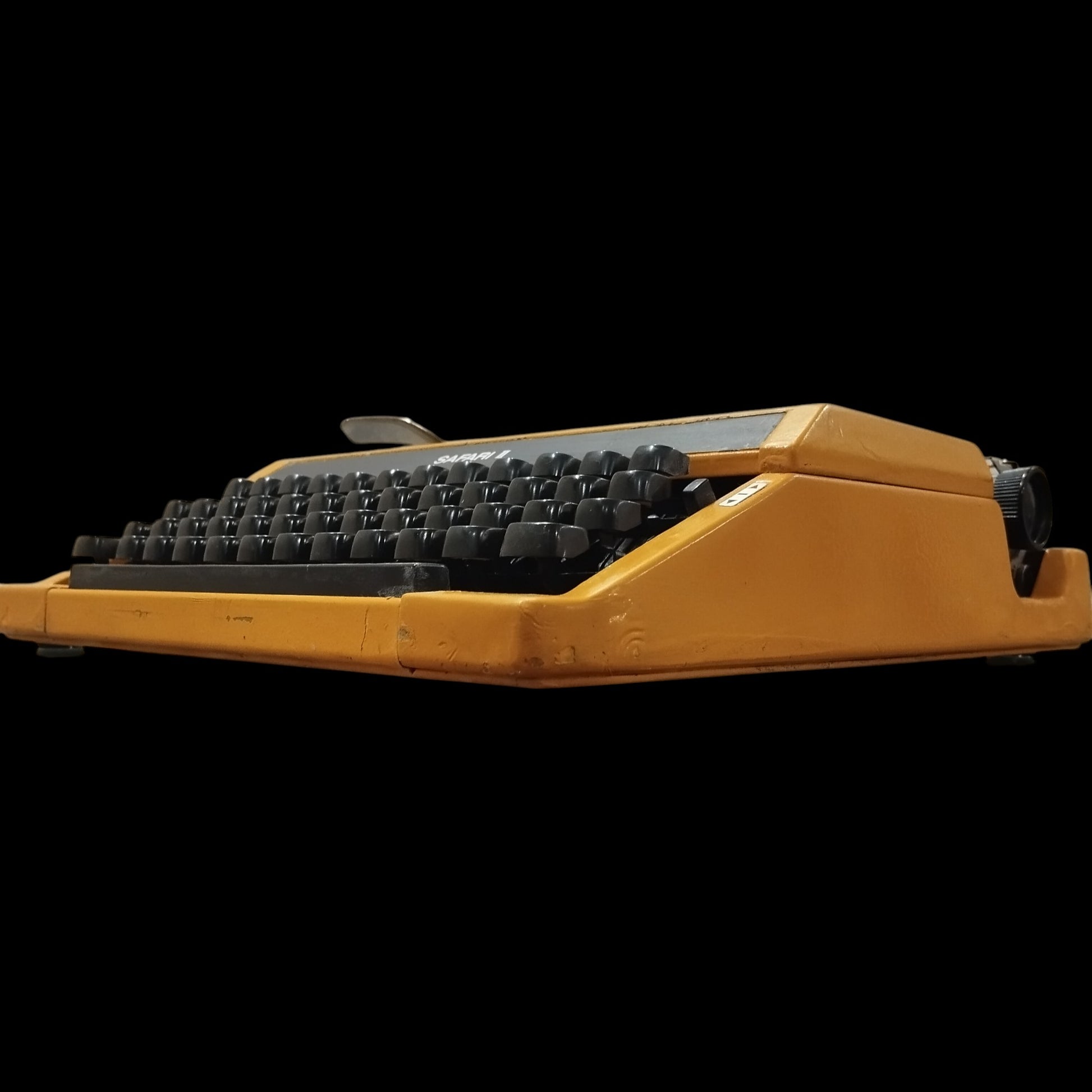 Image of Imperial Safari II QWERTZ keyboard Typewriter. Available from universaltypewritercompany.in