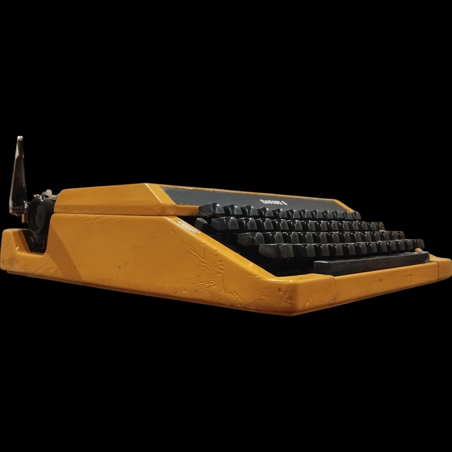Image of Imperial Safari II QWERTZ keyboard Typewriter. Available from universaltypewritercompany.in