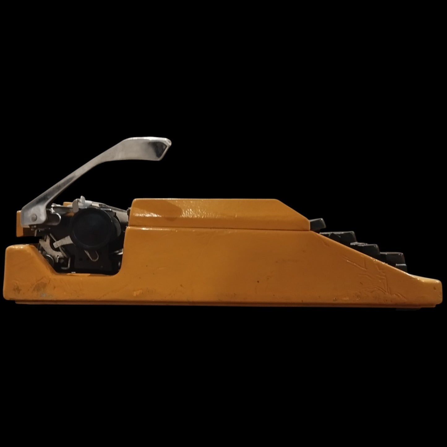 Image of Imperial Safari II QWERTZ keyboard Typewriter. Available from universaltypewritercompany.in