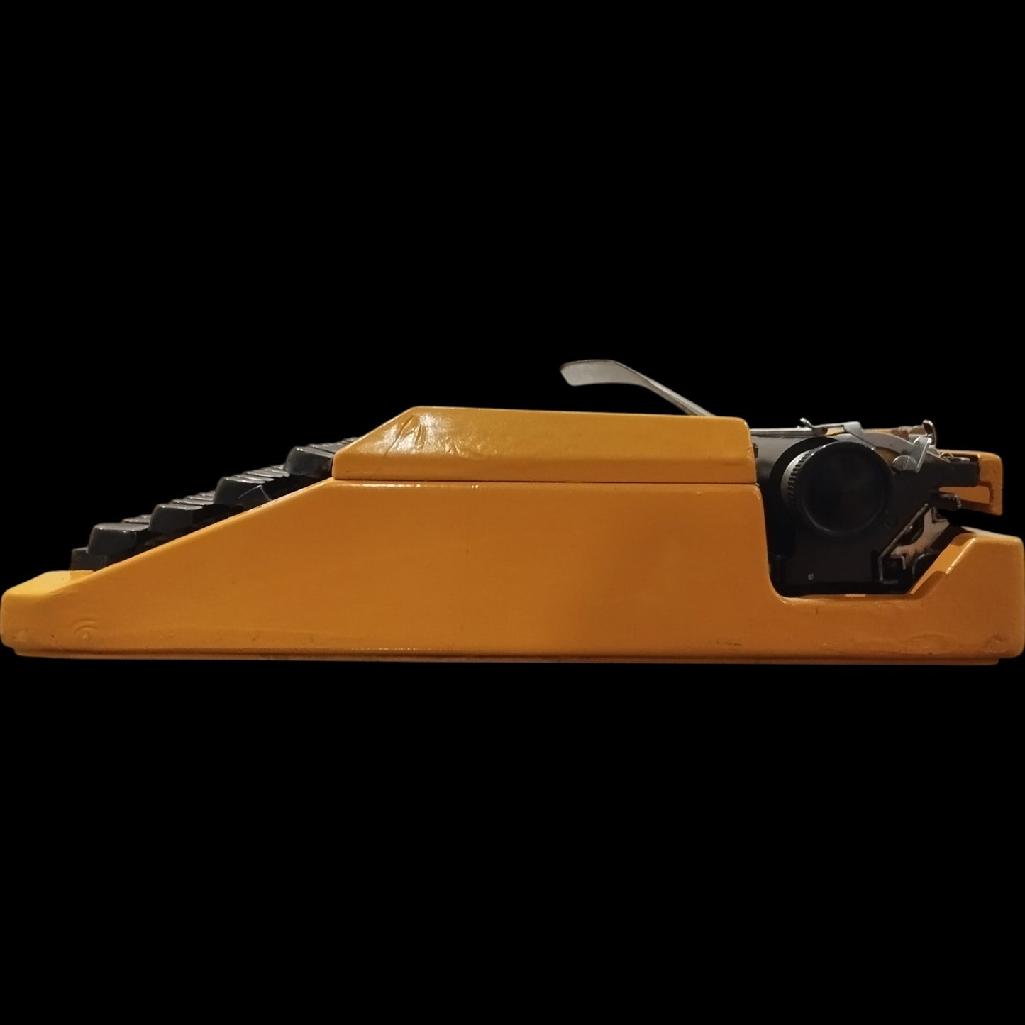 Image of Imperial Safari II QWERTZ keyboard Typewriter. Available from universaltypewritercompany.in