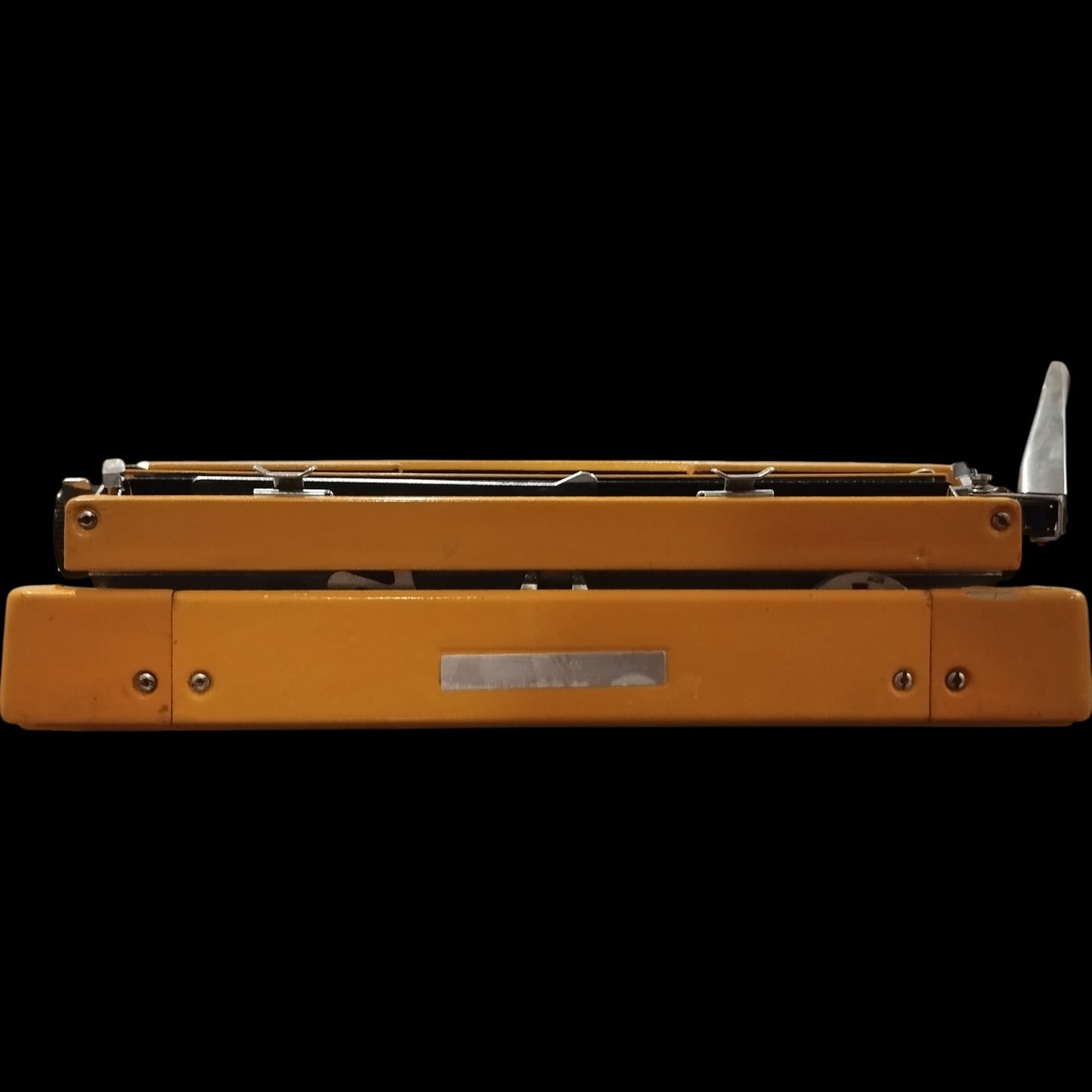 Image of Imperial Safari II QWERTZ keyboard Typewriter. Available from universaltypewritercompany.in