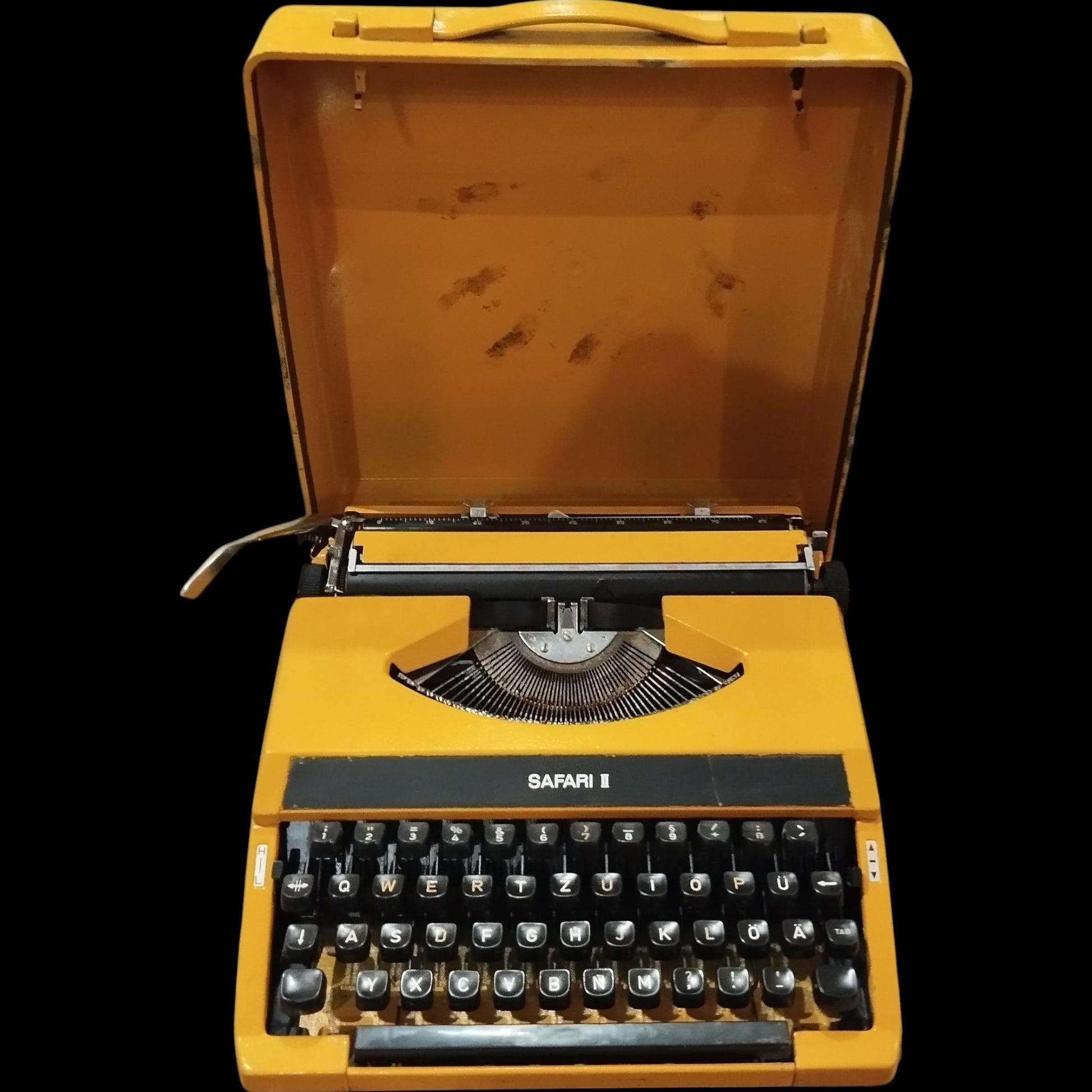 Image of Imperial Safari II QWERTZ keyboard Typewriter. Available from universaltypewritercompany.in