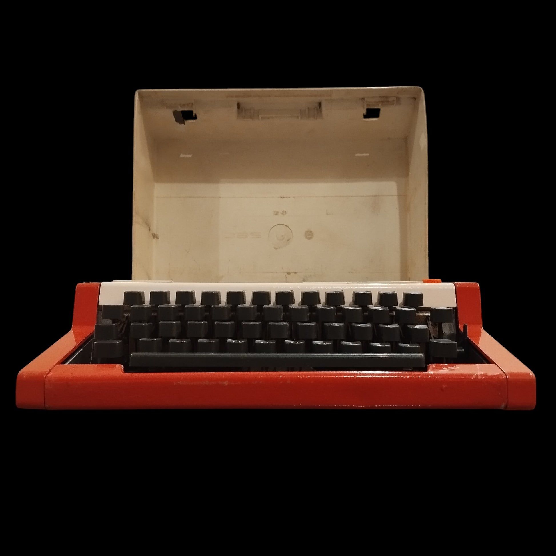 Image of Olympia Traveller De Luxe Typewriter. Available from universaltypewritercompany.in