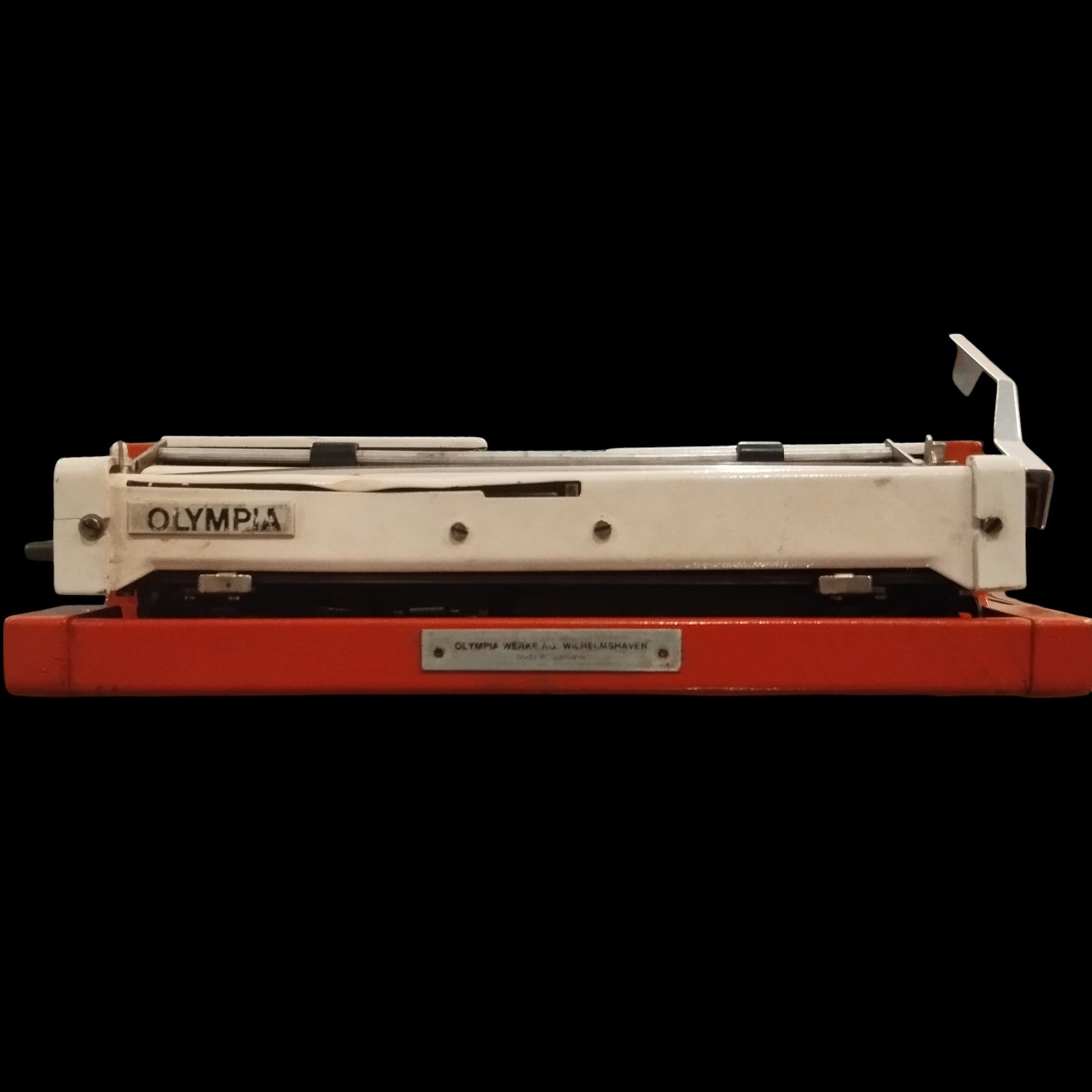 Image of Olympia Traveller De Luxe Typewriter. Available from universaltypewritercompany.in