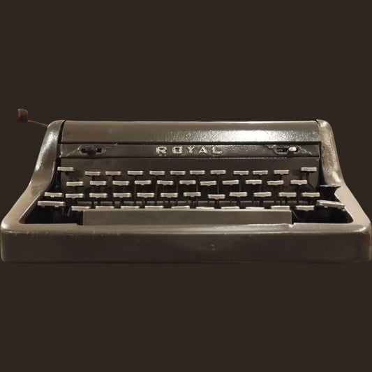 Image of Royal Quiet De Luxe Typewriter. Available from universaltypewritercompany.in