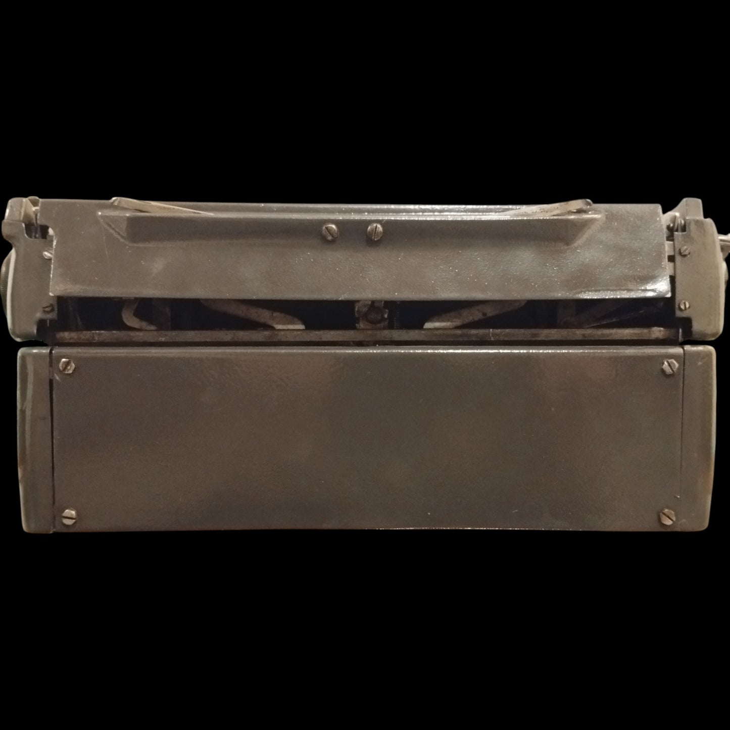Image of Royal Quiet De Luxe Typewriter. Available from universaltypewritercompany.in