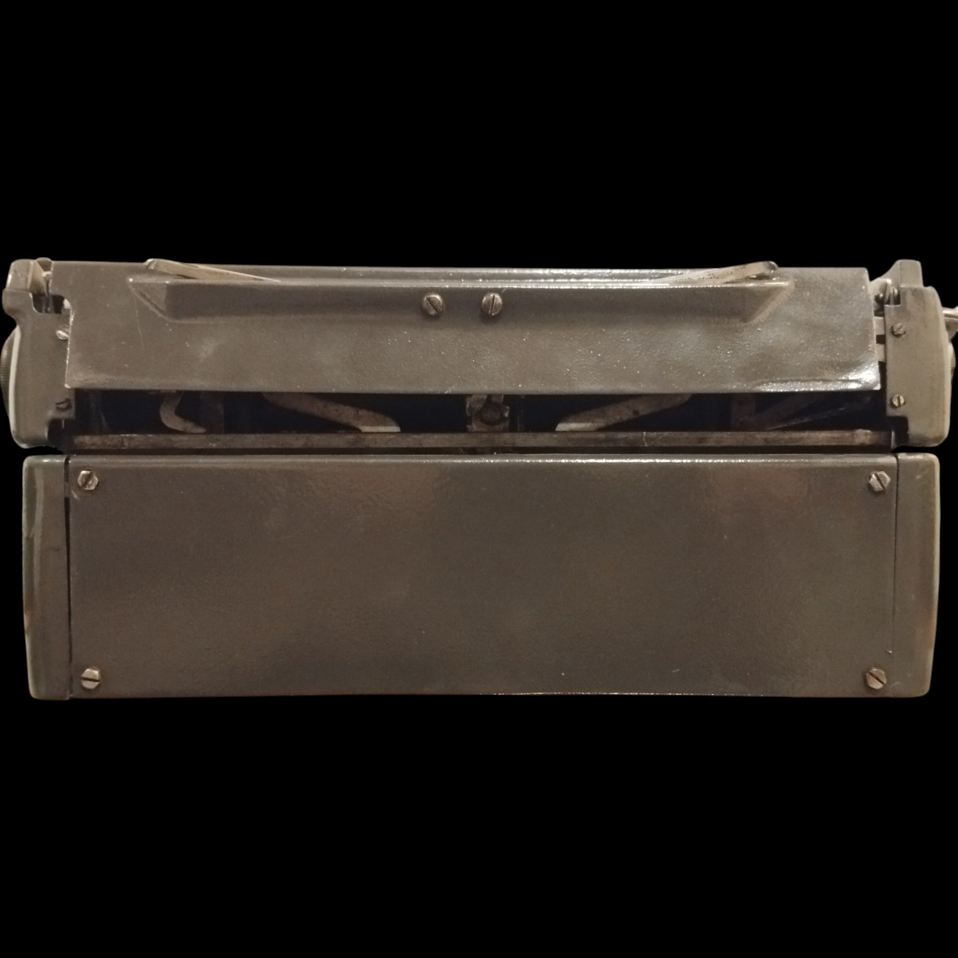 Image of Royal Quiet De Luxe Typewriter. Available from universaltypewritercompany.in