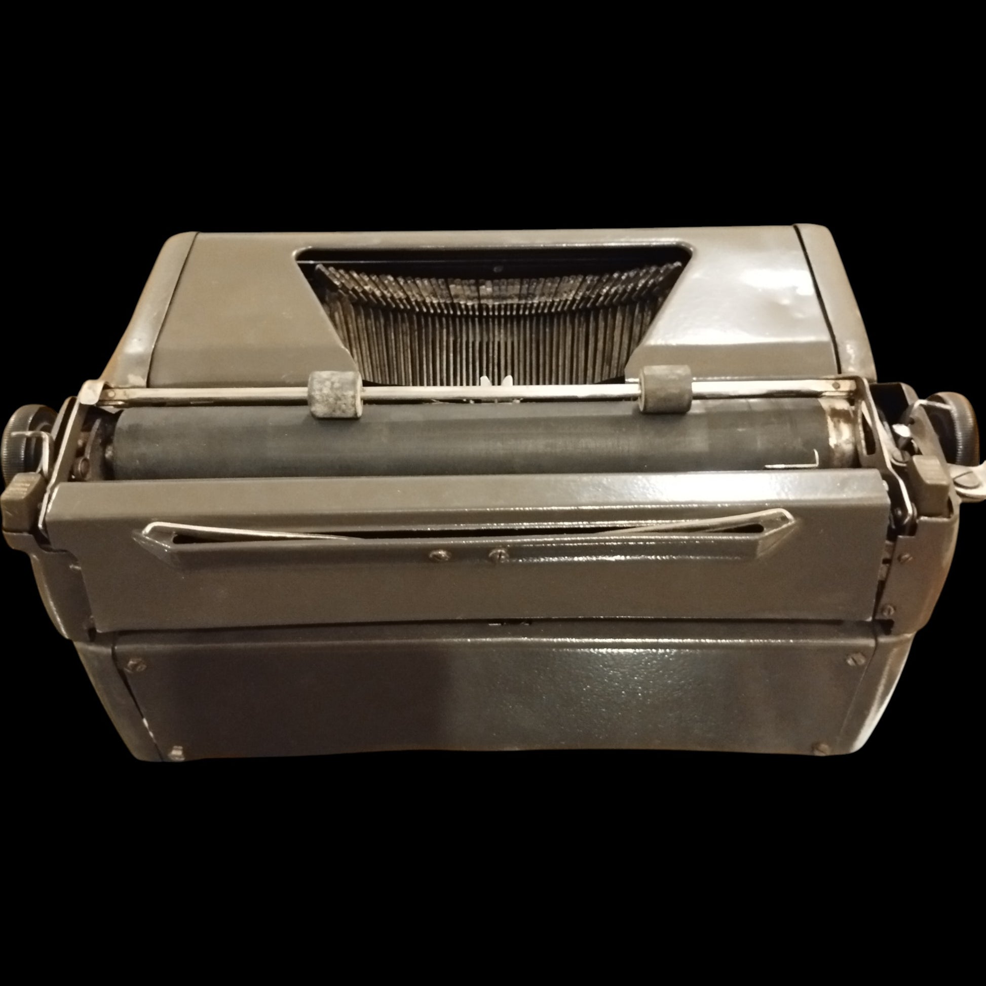 Image of Royal Quiet De Luxe Typewriter. Available from universaltypewritercompany.in