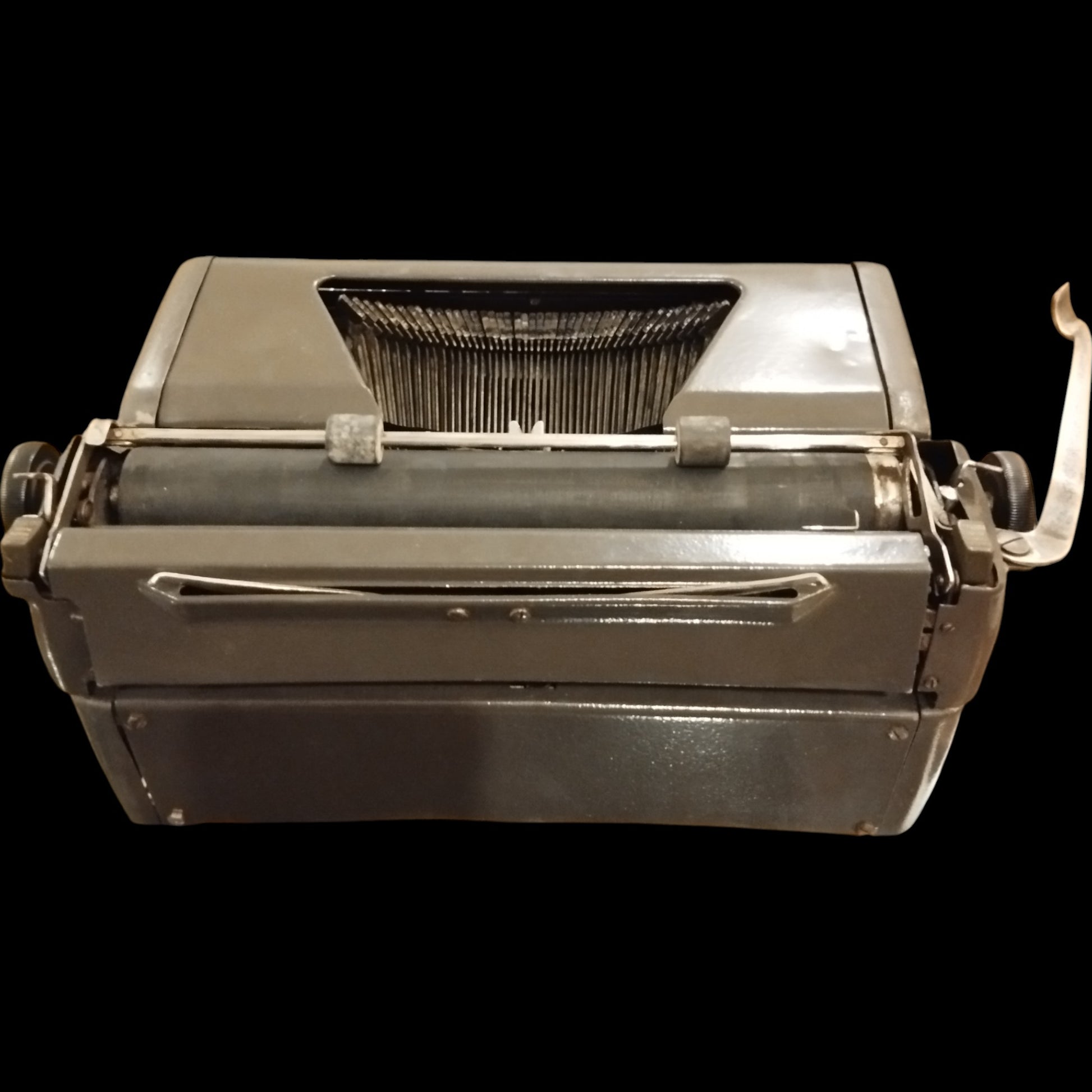 Image of Royal Quiet De Luxe Typewriter. Available from universaltypewritercompany.in