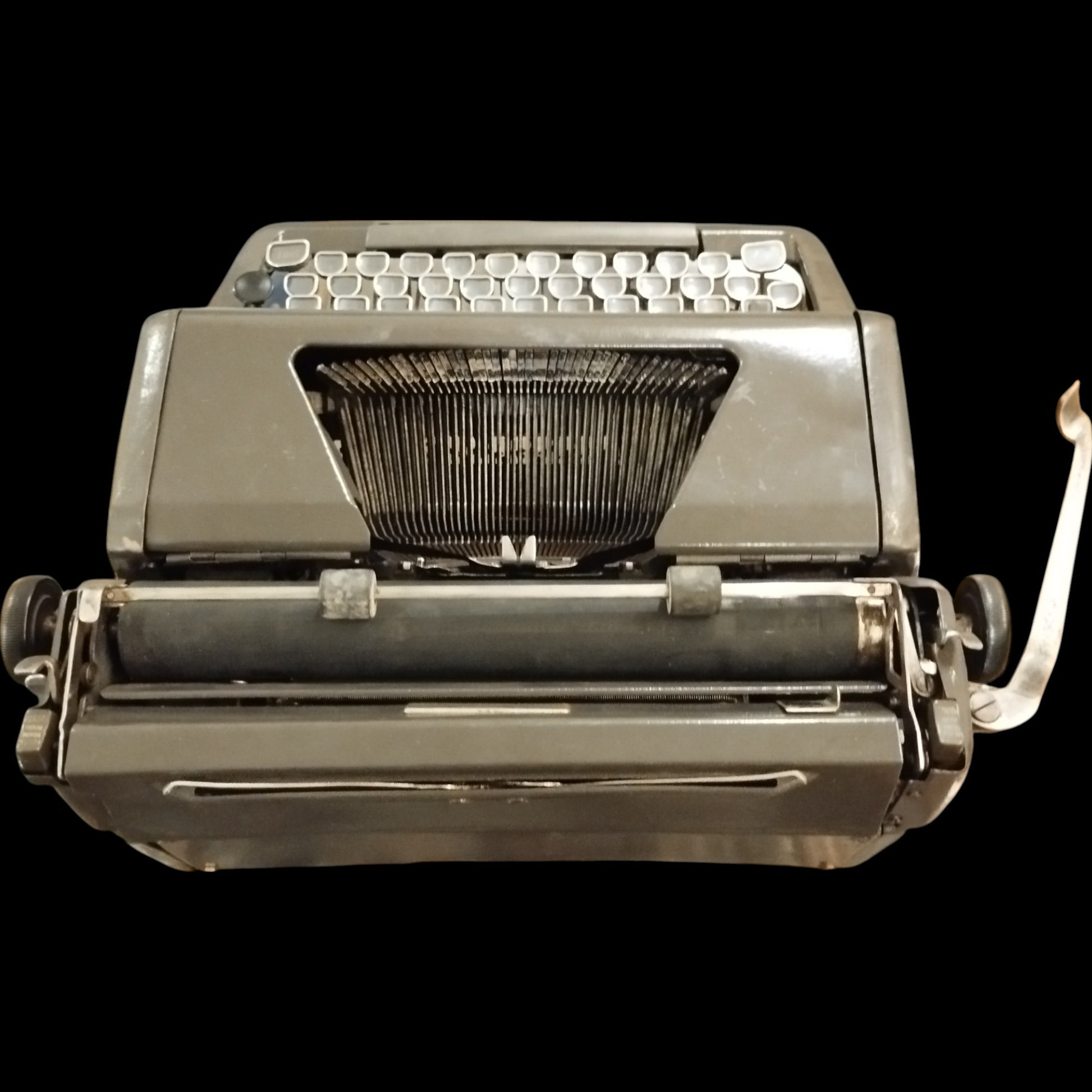Image of Royal Quiet De Luxe Typewriter. Available from universaltypewritercompany.in