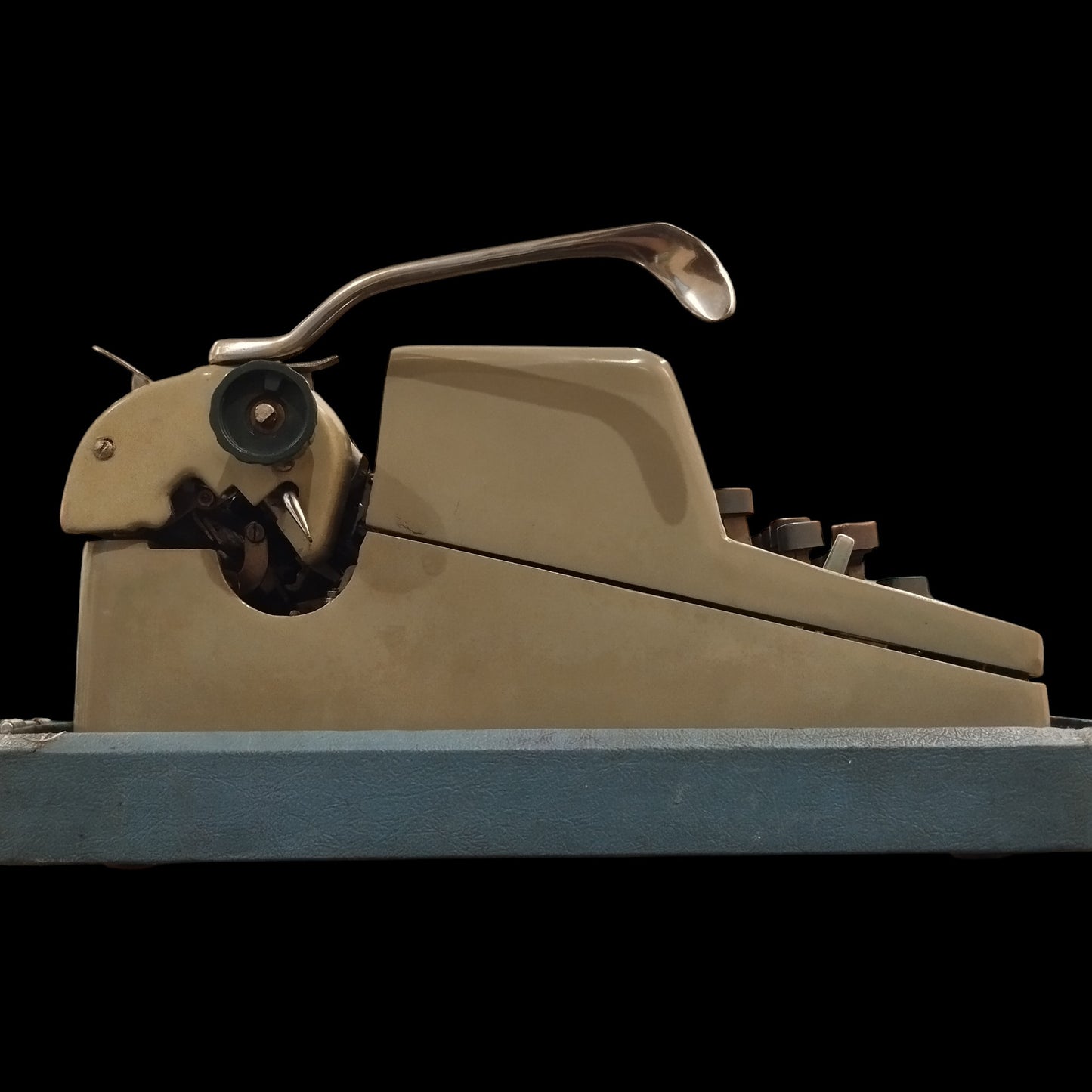Image of Voss Typewriter. Available from universaltypewritercompany.in