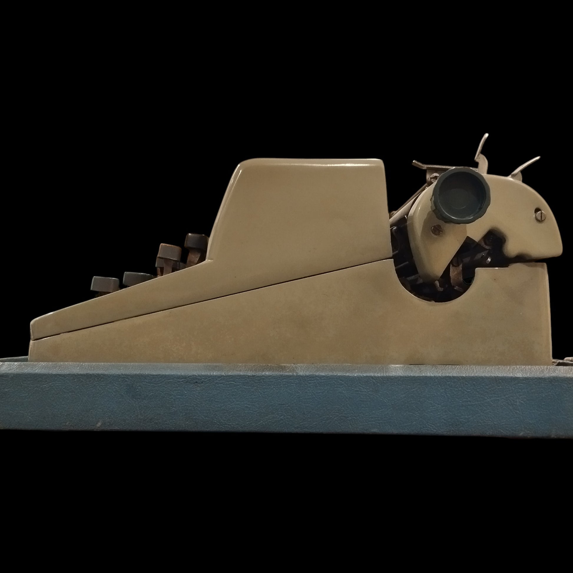 Image of Voss Typewriter. Available from universaltypewritercompany.in