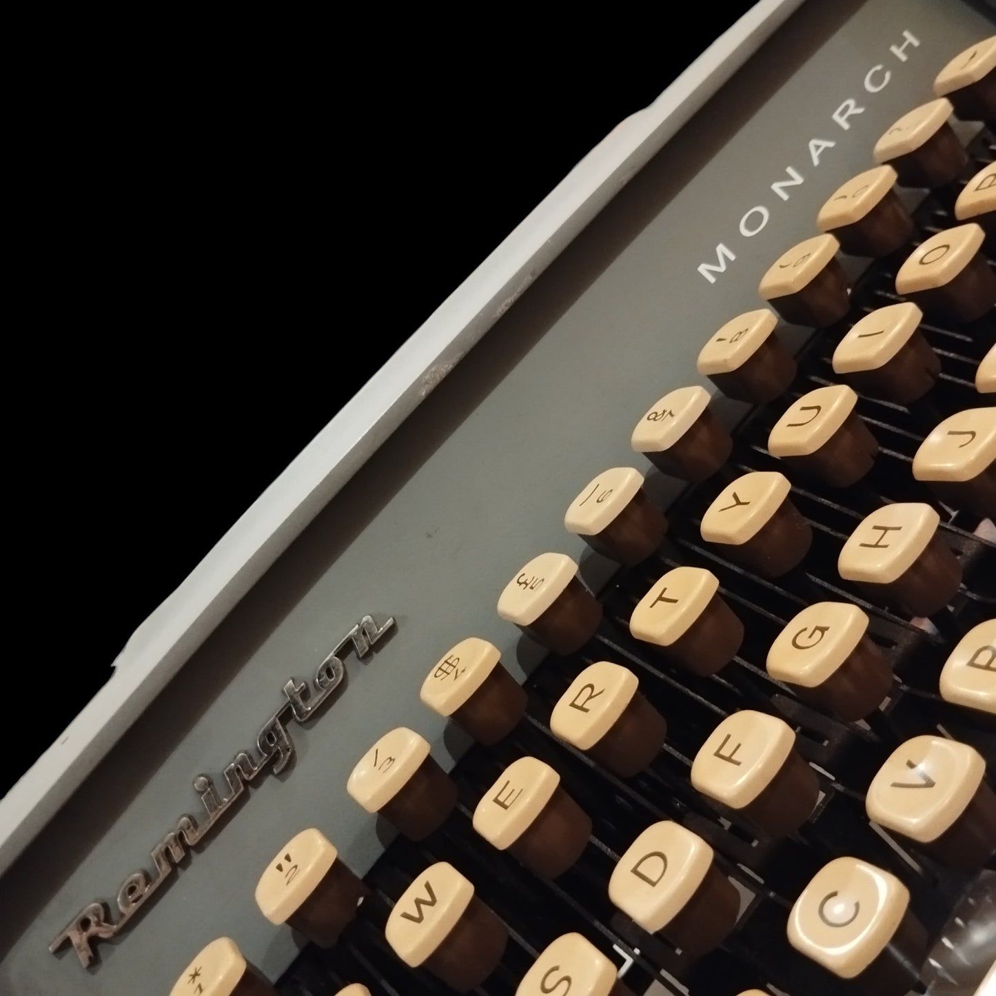 Image of Remington Monarch Typewriter. Available from universaltypewritercompany.in