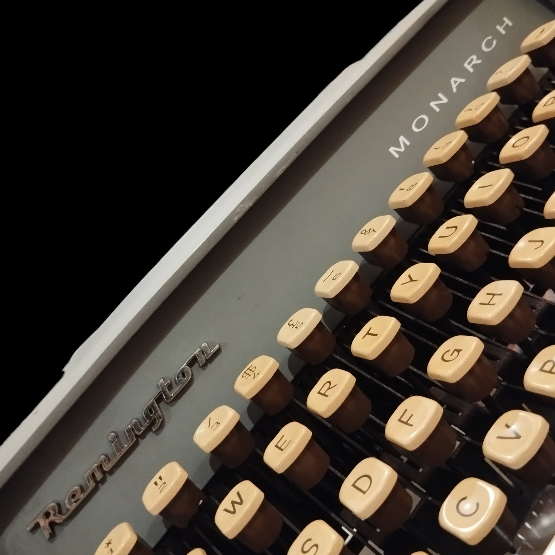 Image of Remington Monarch Typewriter. Available from universaltypewritercompany.in