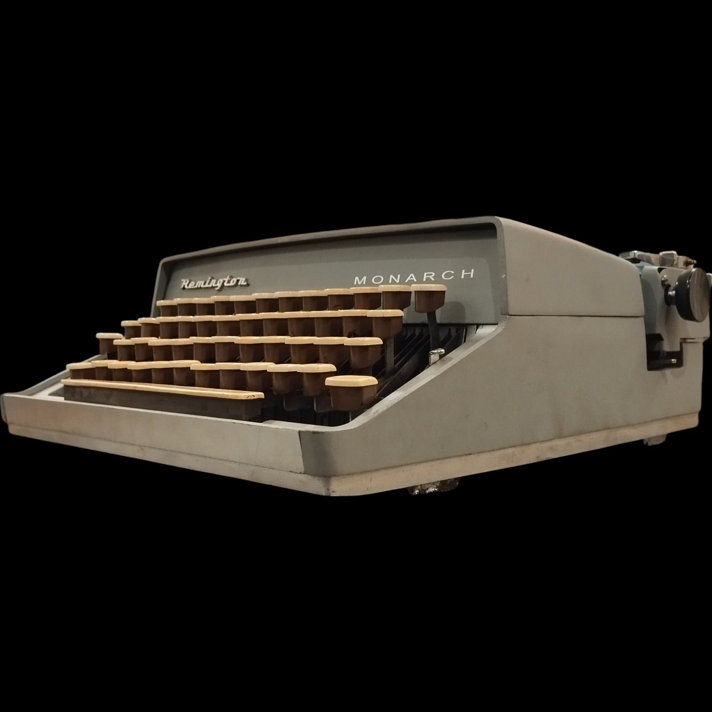 Image of Remington Monarch Typewriter. Available from universaltypewritercompany.in