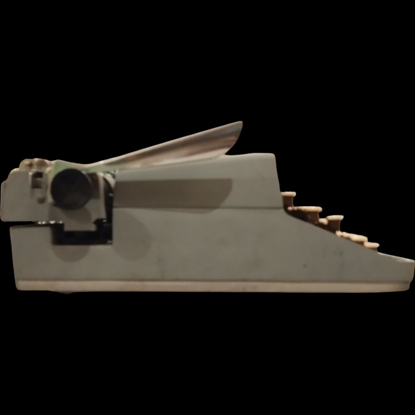 Image of Remington Monarch Typewriter. Available from universaltypewritercompany.in