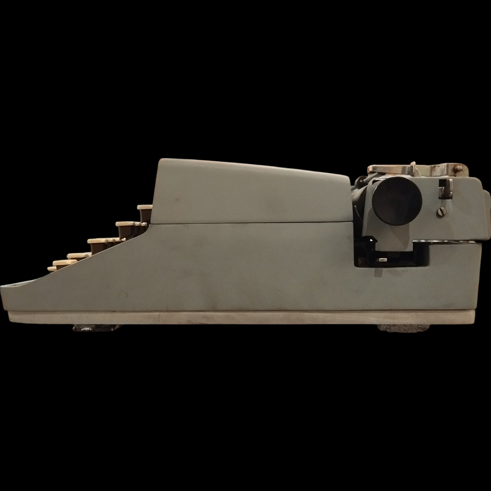 Image of Remington Monarch Typewriter. Available from universaltypewritercompany.in