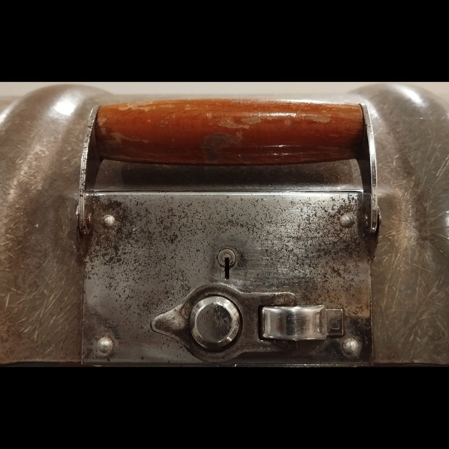 Image of Imperial Good Companion Typewriter. Available from universaltypewritercompany.in