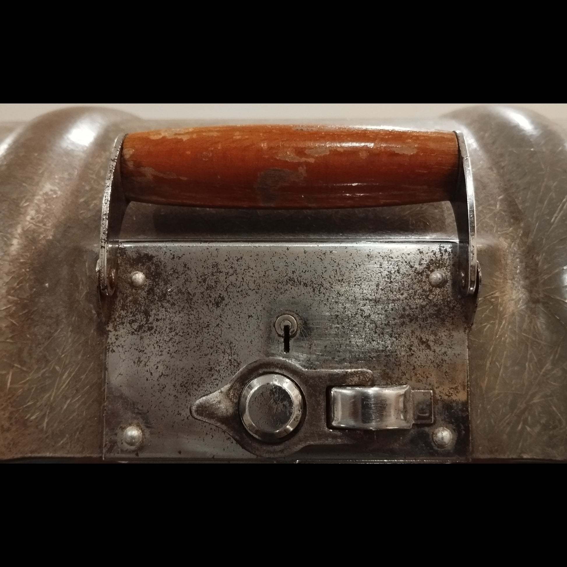 Image of Imperial Good Companion Typewriter. Available from universaltypewritercompany.in