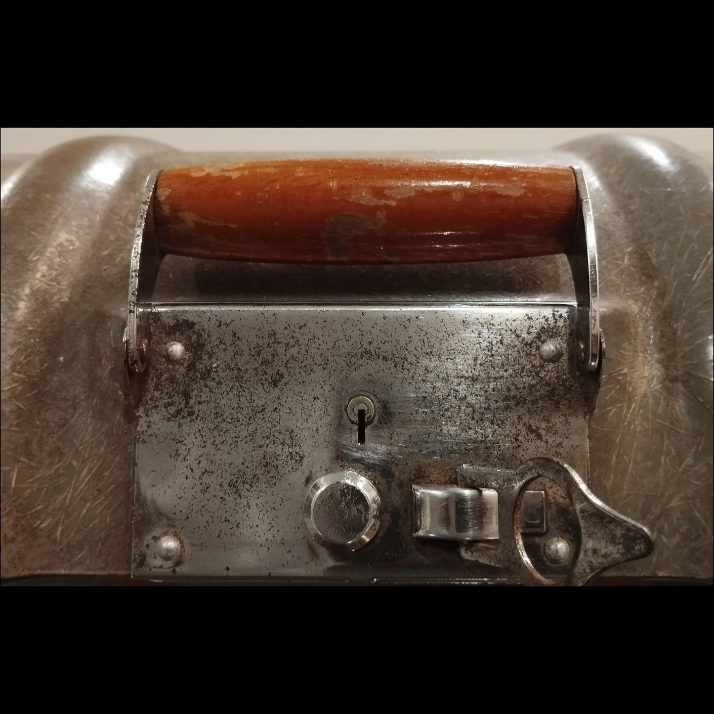 Image of Imperial Good Companion Typewriter. Available from universaltypewritercompany.in