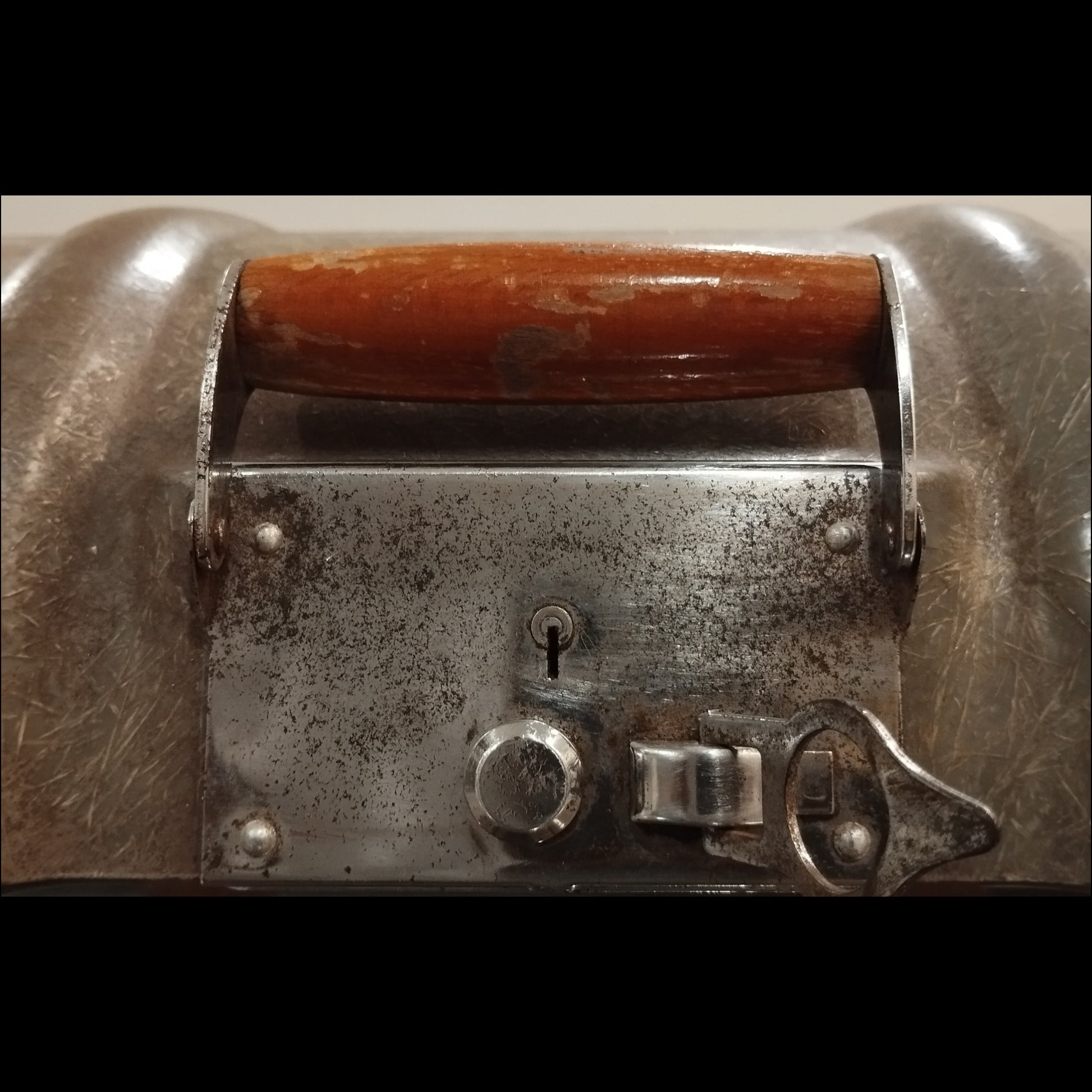 Image of Imperial Good Companion Typewriter. Available from universaltypewritercompany.in