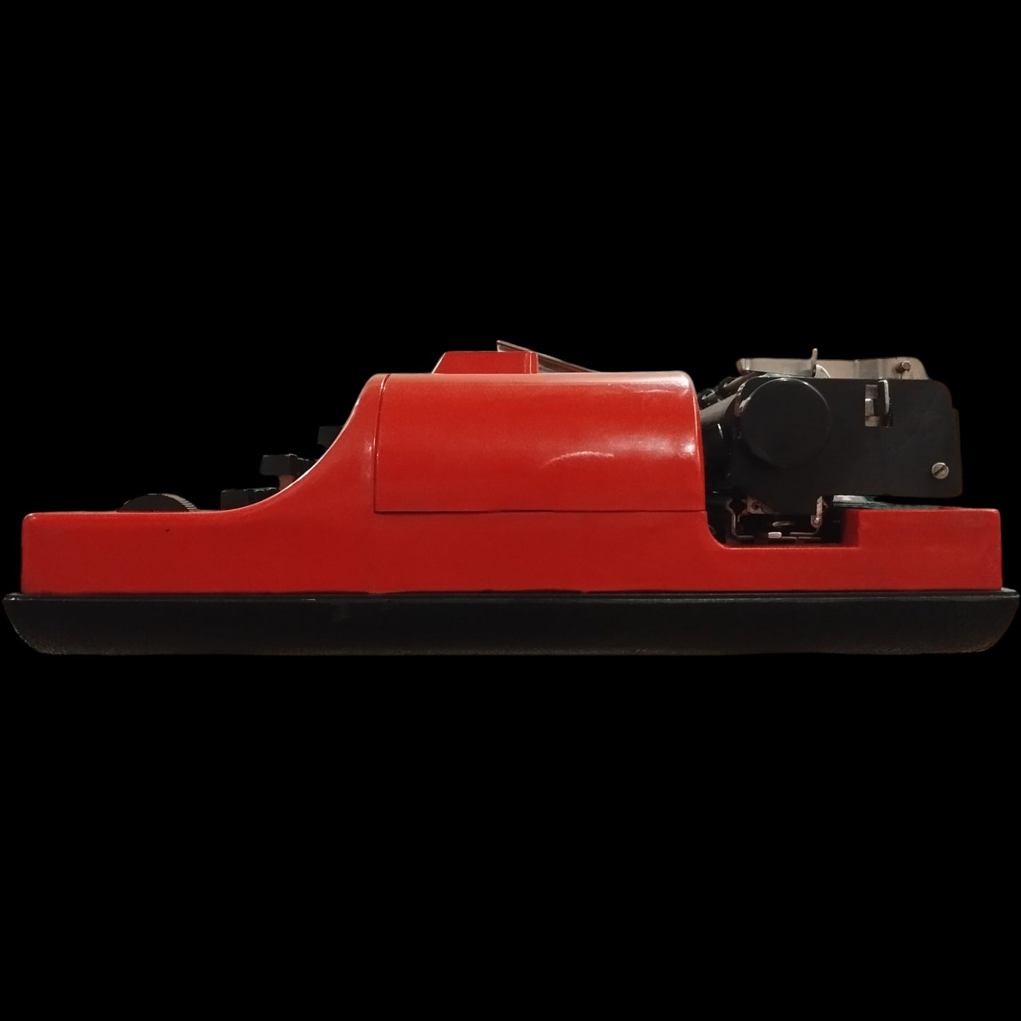 Image of Remington Travelriter Typewriter. Available from universaltypewritercompany.in