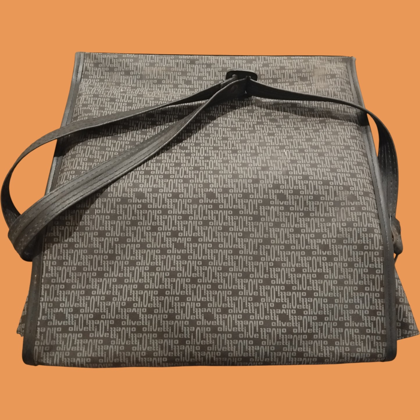 Image of Olivetti Lettera 25 Typewriter. Available at universaltypewritercompany.in