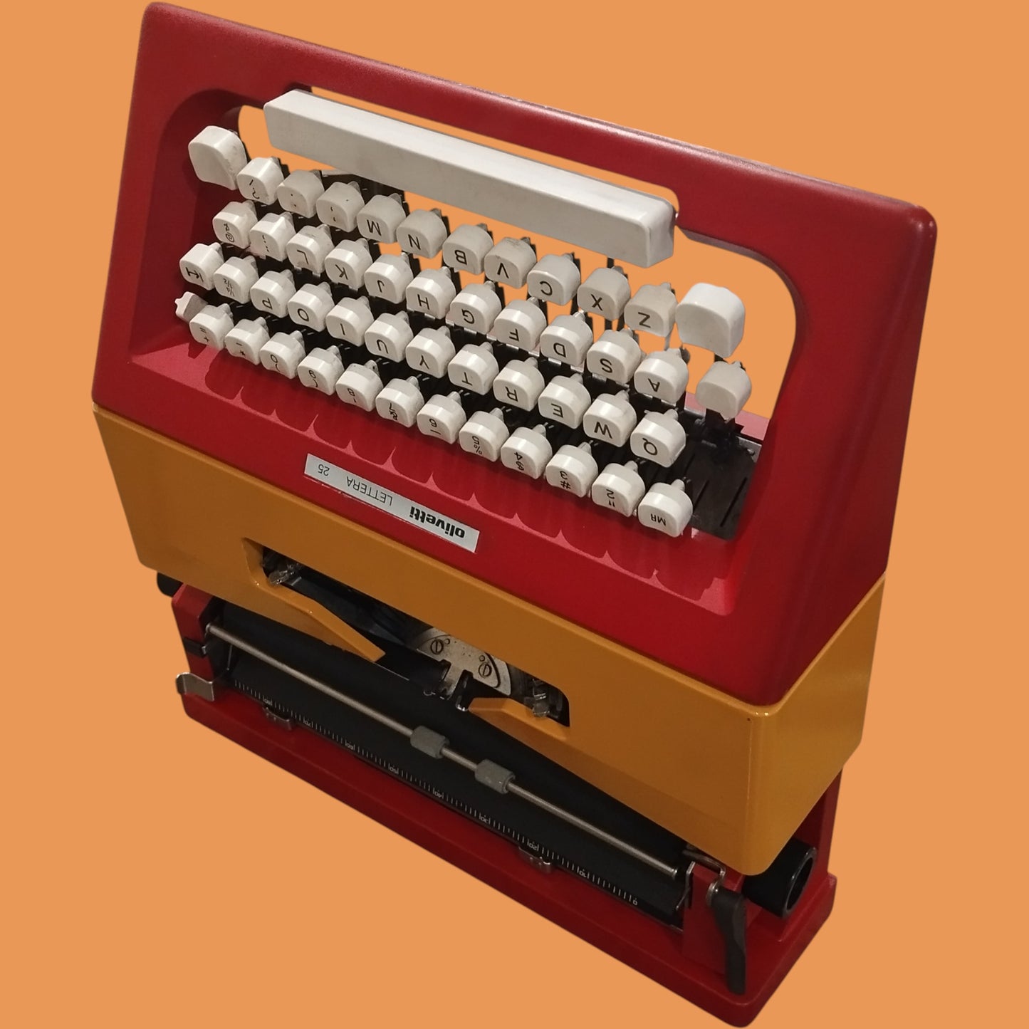 Image of Olivetti Lettera 25 Typewriter. Available at universaltypewritercompany.in