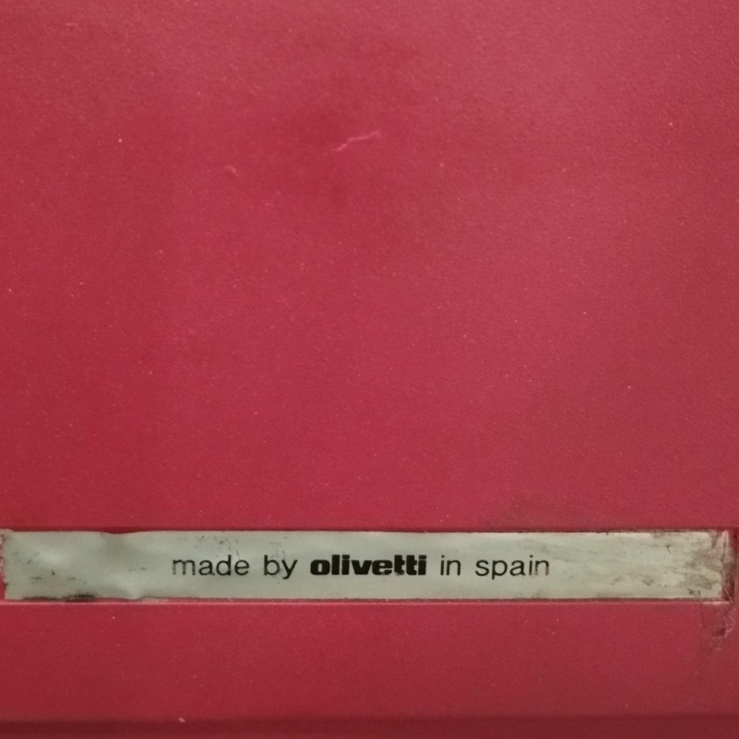 Image of Olivetti Lettera 25 Typewriter. Available at universaltypewritercompany.in